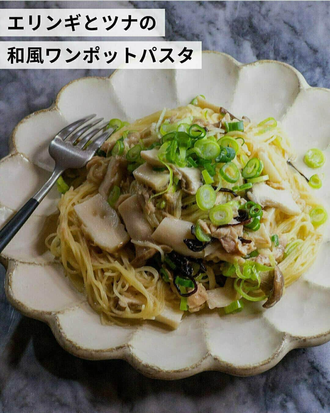 おうちごはん編集部さんのインスタグラム写真 - (おうちごはん編集部Instagram)「【細いパスタでちゃちゃっと手早く！ #カッペリーニ のごちそうアレンジ6選】  カッペリーニはまるで素麺のような細さのパスタで、シンプルであっさりとしたソースと相性がよく、茹で時間が短いのも魅力✨✨  今回は季節の食材を取り入れながら手早くおいしく作れるカッペリーニのごちそうアレンジをご紹介します😊💕  ------------------  🍝トマトとバジルの冷製パスタ photo by shigetoku  🍝桃と生ハムの冷製パスタ photo by @omusubi_kaori  🍝ローストチェリーとゴルゴンゾーラの冷製カッペリーニ photo by @glitter__recipe  🍝ウニとアカイカの冷製パスタ photo by gilbertglissom  🍝すだちと豚しゃぶのカッペリーニ photo by @rietty1211  🍝エリンギとツナの和風ワンポットパスタ photo by @sachi825  ------------------  ◆ #おうちごはんLover を付けて投稿するとおうちごはんの記事やこのアカウント、おうちごはん発信のトレンドリリースなどでご紹介させていただくことがございます。スタッフが毎日楽しくチェックしています♪  ［staff : mico］ ------------------  #おうちごはんLover #おうちごはんラバー #ouchigohanlover #ouchigohan #おうちごはん #カッペリーニ #カペリーニ #冷製パスタ #冷製パスタレシピ #パスタ料理 #パスタレシピ #さっぱり #旬 #おかず #料理 #手料理 #手作り料理 #献立 #おうち時間 #暮らしを楽しむ #主食 #pasta #麺 #ランチ #お昼ごはん」9月6日 6時00分 - ouchigohan.jp