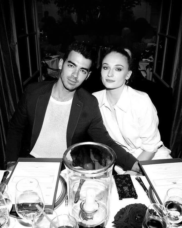 Cosmopolitanさんのインスタグラム写真 - (CosmopolitanInstagram)「The rumors are true, Joe Jonas has filed for divorce from Sophie Turner. 💔 Grab the tissues and head to the link in bio for everything we know.」9月6日 5時55分 - cosmopolitan