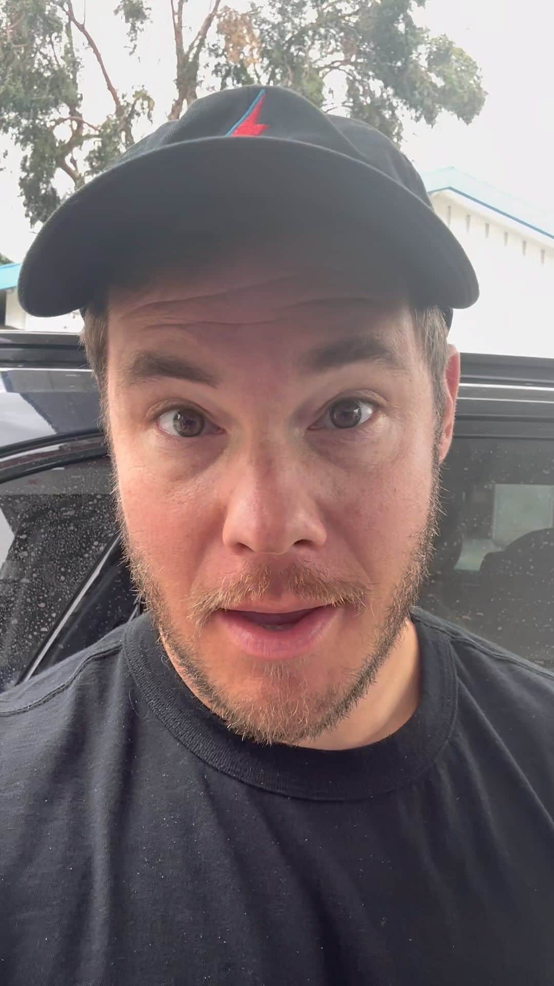 アダム・ディバインのインスタグラム：「I’m falling apart but @podimportant is going on tour!!!!! First up! BOSTON, CHICAGO, PHOENIX, LONG BEACH, DENVER!  Tix at TIITOUR.com」