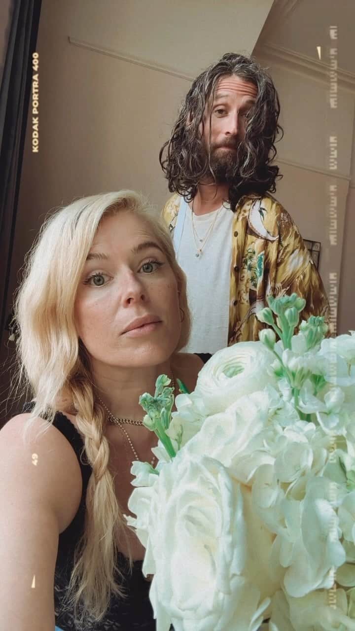 アマンダ・デ・カディネットのインスタグラム：「Mom and Dad NYC trip for a double header of @theStrokes show and @victoriassecret show ( thanks for the gorgeous flowers my VS fam ) .. 💕」