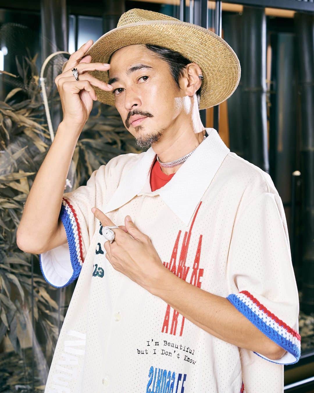 窪塚洋介のインスタグラム：「9月8日(金)にグランドオープンする、 ブシュロン銀座本店✨ @Boucheron  パリ・ヴァンドーム広場の本店に次ぐ、 世界最大規模の旗艦店。 リニューアルされた店内はフランスの建築要素を取り入れて床や天井までがエレガント。 なんだけど竹のオブジェを配する日本的なショーケース／ディスプレイがあっても舌を巻く統一感。 かつ自然の木漏れ陽に包まれたような居心地のいいライティングの仕掛けで素敵な空間になっていて、インスピレーションと輝きに溢れてた。  メインは2004年に発表された、 ブシュロンの世界感にグラフィカルなシグネチャーと現代的な個性を吹き込んだ、キャトルコレクションだよ。  個人的な推しは、 4Fの特別展示(〜9/18) [MORE IS MORE]のぶっ飛んだエレガントポップなアイテムたち。どんな人が購入して、どんな風に纏うのか… なんというか…絶い。笑   #BoucheronGinza #Boucheron #ブシュロン  ※タキマキ様、この度もウザ絡みしてすみません。笑」