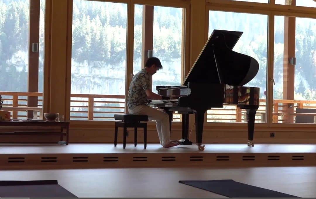 福間洸太朗のインスタグラム：「Souvenirs en Suisse ⑤  J'ai visité une famille à Champéry, un autre lieu magique et connu pour le patinoire où s'entrainent Stéphane Lambiel et son équipe. (Ils étaient tous au Japon à ce moment là)  Cette amie organise des stages de Yoga https://chaletganesha.com/  et j'ai eu le privilège d'assister à un des cours. C'était chouette !🧘  Après le cours, on m'a demandé de donner un petit concert sur le piano Bechstein qui était là. Donc j'ai joué pendant 30 minutes pour elle, ses amis, le maitre, les élèves, les matelas de Yoga et la nature. 😌  photo 7-9: j'ai eu le plaisir de rencontrer le pianiste jazz péruvien Cesar Correa Estrada et collaborer avec lui en improvisation ! 🙈    リッドの次は、シャンペリーへ。ここはフィギュアスケートのステファン・ランビエルさんが拠点としている所で知られています。今回はタイミングが合えず会えませんでしたが、スケートリンクにお邪魔し、ご挨拶だけしてきました。（すぐリンクの外に屋外プールがあり、日光浴している方達とスケーターたちとのコントラストが笑えました。😂）  シャンペリーに住む友人はヨガの合宿を運営していて、私もお邪魔して一緒にヨガをしました。この素晴らしい山並みの絶景を見ながらのヨガは格別でした！  そしてベヒシュタインのピアノがあり、友人から「皆のために弾いてくださる？」と言われ、彼女や彼女の友人、生徒さん、大自然、そしてヨガマットのために３０分ほど演奏しました。（ヨガのあとだったので、裸足ですｗ）  ペルー人ジャズピアニストのエストラーダさんと知り合いになり、即興で遊んだりしたのも楽しい思い出となりました！  #Switzerland #Suisse #Champéry #Yoga #Nature #CesarCorreaEstrada  #シャンペリー #大自然」