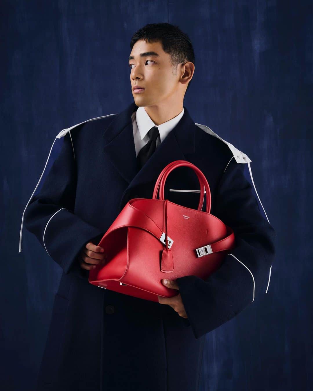 UTAのインスタグラム：「@ferragamo HUG bag  伊勢丹新宿店でポップアップが開催されてます。ポップな色と存在感のあるバッグ。  #ferragamohugbag  #pr #フェラガモ」