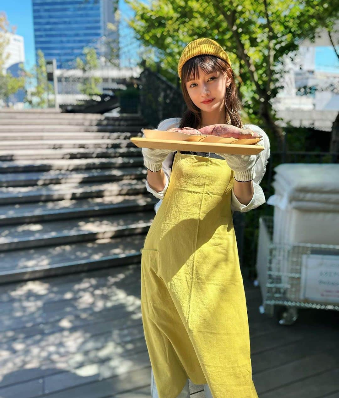 渡部麻衣さんのインスタグラム写真 - (渡部麻衣Instagram)「「い〜しや〜きいも〜♬」 ZIP!のロケでお芋屋さんになったよ🍠 １つ食べてく？？？  #🍠」9月6日 17時21分 - mmaaiipp