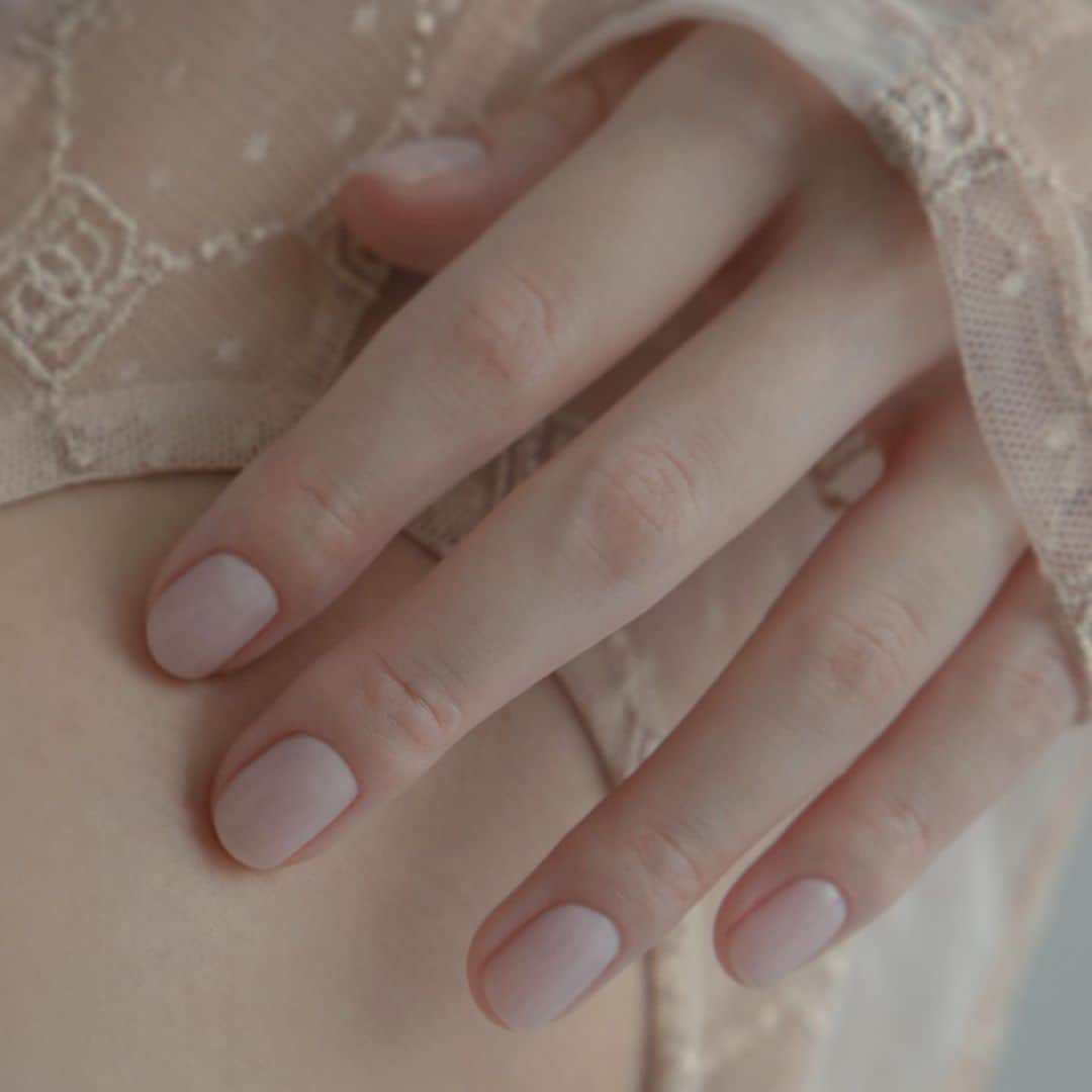 NAILS INCのインスタグラム：「. 2023 Autumn Collection  UNDRESSED sheer nude nail polish collection  Hey Sweet Cheeks ほのかな血色感が指先と調和し、雲のようにふわりと軽やかに色めくシアーチークホワイト。  #nailsinc #ネイルズインク #undressednailpolish #アンドレスド」