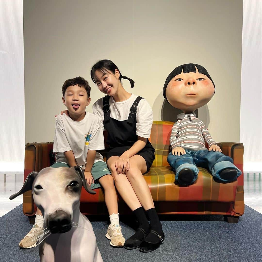 ソ・ウナのインスタグラム：「💙 백희나 작가님 그림책전 💙 조카가 놀아준다고 할 때 누려야지 🥹🙏🏻 손 꼭붙잡고 지하철 타고 예술의 전당으로~ 준이가 엄청 가고 싶어했던 전시였는데 나도 덩달아 힐링하고 왔다. 남녀노소 모두에게 완전 추천합니다👏🏻👏🏻👏🏻 23년10월8일 까지 한가람디자인미술관에서 해요. 🤍」