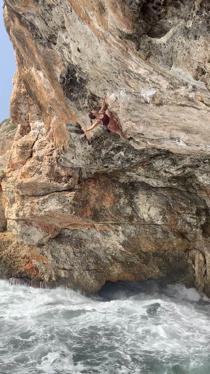 レベッカ・ストッツのインスタグラム：「Deep water soloing in Mallorca 😎 🏝️ Bandito 7c ✔️  @baechlibergsport @scarpaspa  #deepwatersolo #climbing #mallorca   With an amazing crew @natontheblocs @andrea_kuemin @patrickbaertschi @remo.sommer.7」