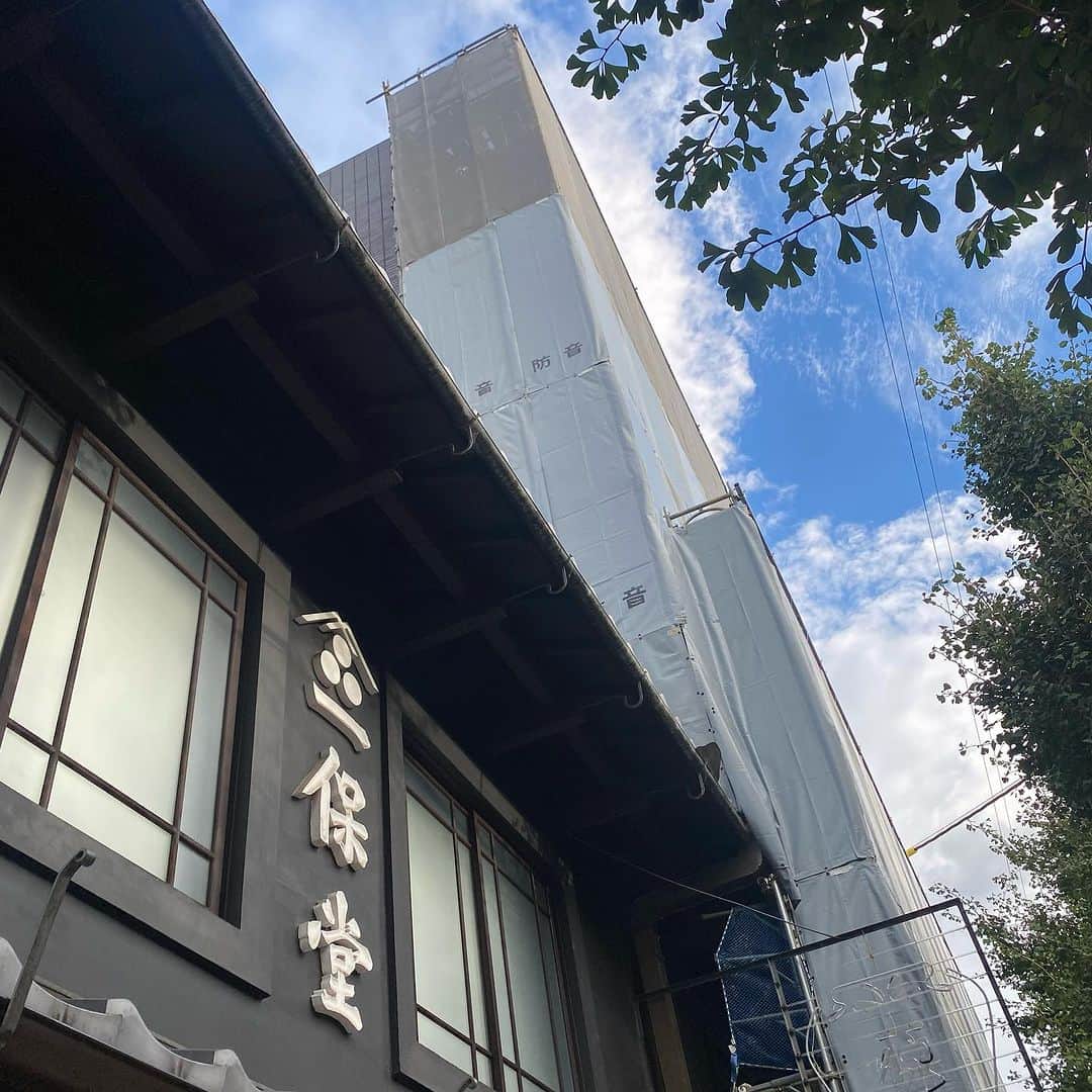 一保堂茶舗のインスタグラム：「Heavy rain, later sunny here in Kyoto.   ひどい雨のあと、スッキリと晴れました。まだまだ、仮店舗で営業しております。  #kyoto #ippodotea #ippodo #temporarystore #matcha #sencha #hojicha #teatime #takeaway」