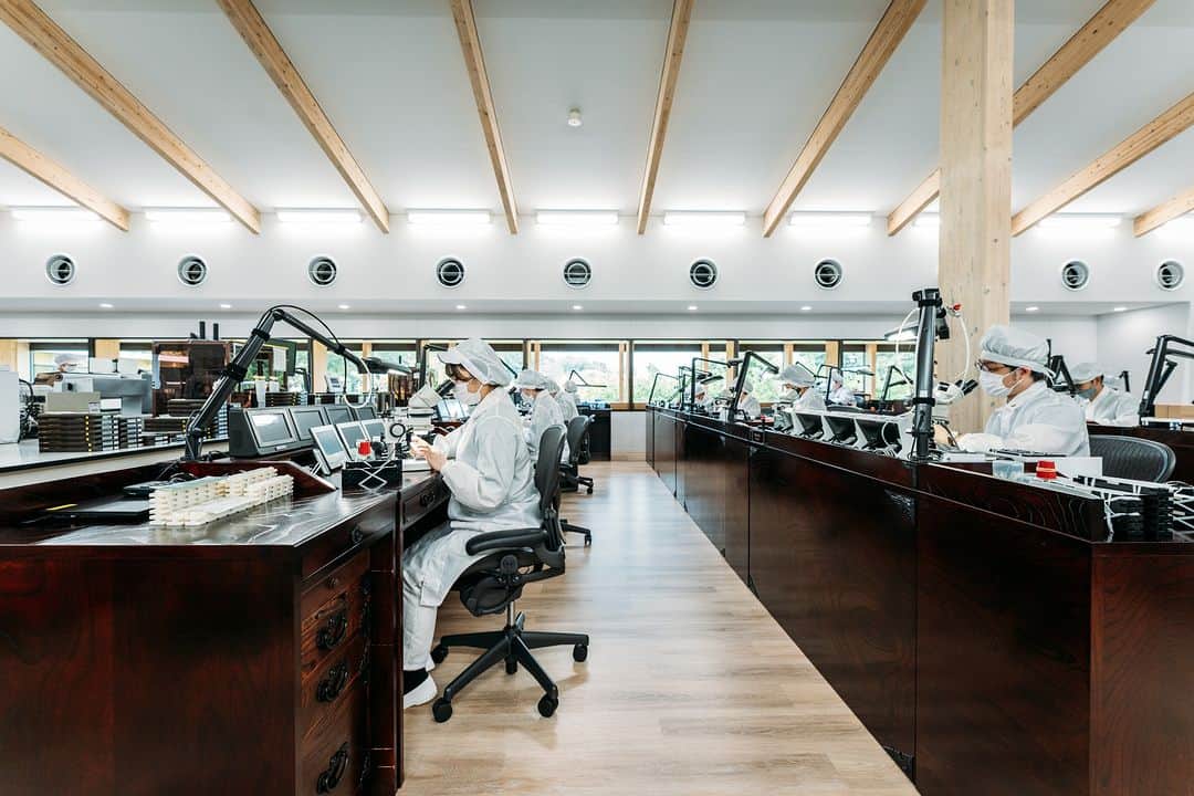 Grand Seikoさんのインスタグラム写真 - (Grand SeikoInstagram)「Grand Seiko mechanical watches are hand-assembled at a craftsman and woman's work desk that is itself a work of art. Iwate's Iwayado Tansu is a form of regional woodwork designated by the government as a traditional craft. The techniques and skills used to make beautiful wooden cabinets, chests, and desks have been passed down over 200 years and are still being practiced today by the masters of the art. When the craftsmen and women of Grand Seiko Studio Shizukuishi set out to make a watch, the inspiration of other traditional crafts is all around them. #grandseiko #aliveintime #mechanicalwatch #grandseikostudioshizukuishi」9月6日 17時20分 - grandseikoofficial
