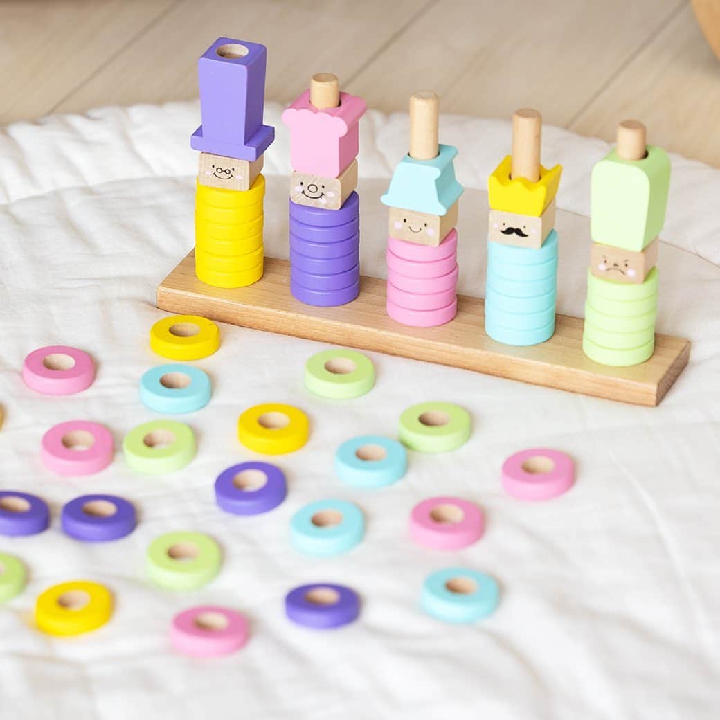 woodypuddyのインスタグラム：「🌳1.5歳から遊べる知育玩具「RING10」🌳   カラフルな丸い輪っかの積み木セット⭕️ 日本玩具協会の安全基準をクリアしてるので小さなお子様にも安心してお遊びいただけるおもちゃです✨   最初は積み木遊びから始めて、年齢にあわせて図形や数の勉強にもご活用いただけます。 詳しくは画像もご参考くださいね♪   🌈はじめてのつみき RING10（リングテン） https://www.woodypuddy.com/c/44314/G03-1171 ・ ・ ・ ただいま直営本店＆楽天にて20％オフクーポン発行中🎫✨ 今回ご紹介した「RING10」にもご利用いただけます。   【20％オフ　対象商品はこちら！】 本店：https://www.woodypuddy.com/c/sale/target_20off 楽天：https://item.rakuten.co.jp/woodypuddy/c/0000000844/   プロフィ－ルのリンク（@woodypuddy.japan）からもぜひご覧ください。  #woodypuddy  #ウッディプッディ　 #食育 #foodeducation #木のある暮らし #子供のいる暮らし #おうちあそび　 #室内遊び #playhouse #木のおもちゃ #woodentoys #おままごと #積み木 #出産お祝い　 #1歳誕生日 #1歳誕生日プレゼント #2歳誕生日 #2歳誕生日プレゼント #3歳誕生日 #3歳誕生日プレゼント #ごっこ遊び #Pretendplay #知育玩具 #数遊び #数字遊び」
