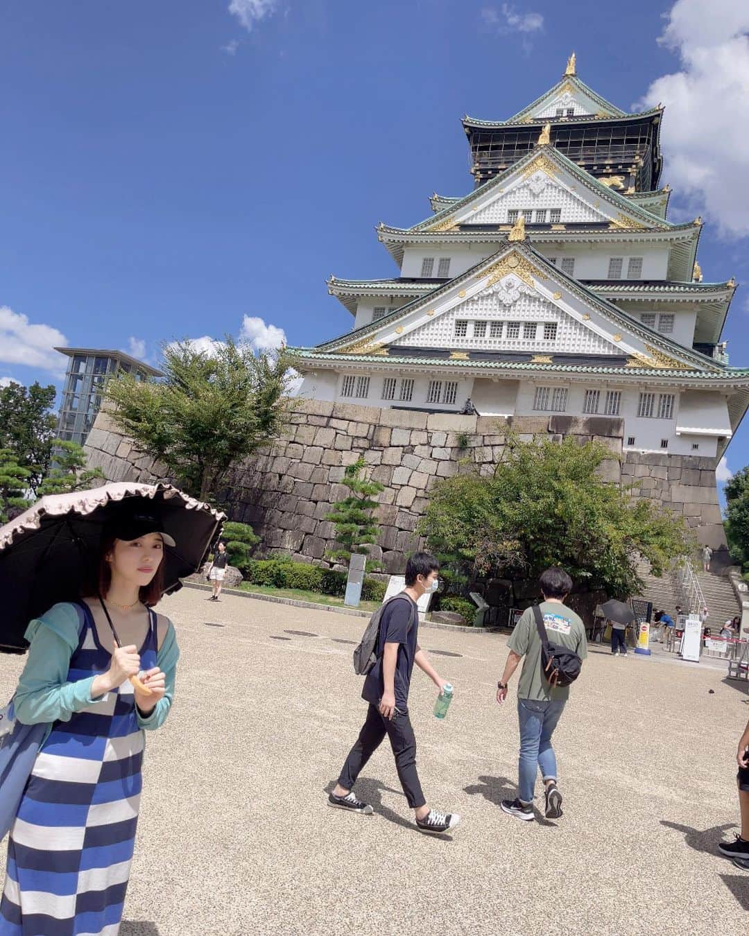本田さとみのインスタグラム：「大阪城混んでた〜🏯  #大阪城 #旅行 #姉妹」