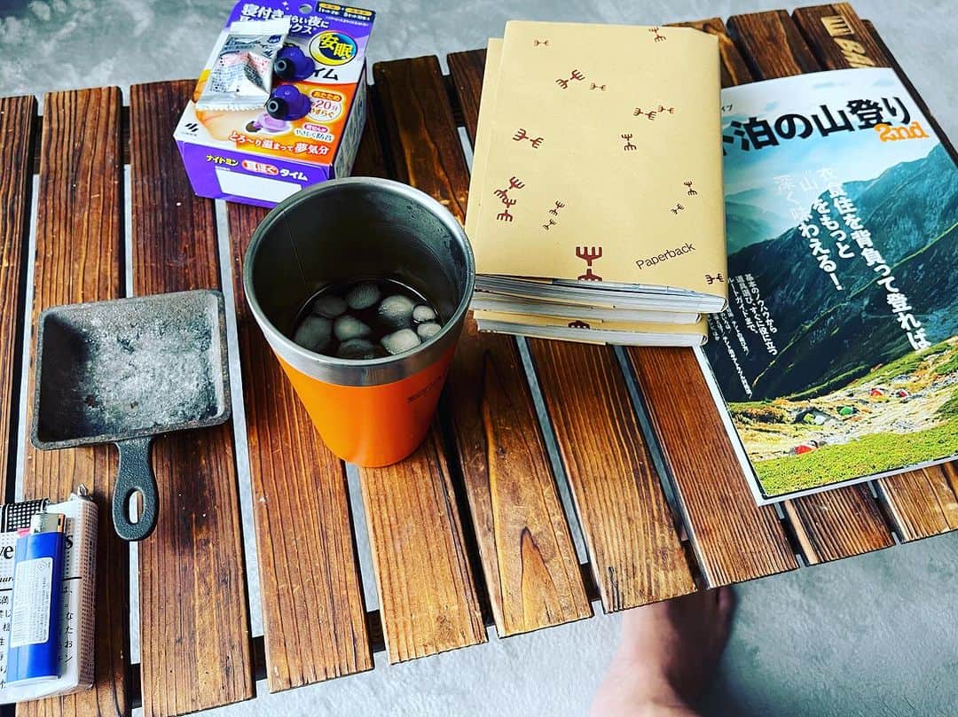 のインスタグラム：「タバコが吸いたくなり帰宅  耳を温めつつ昼寝」