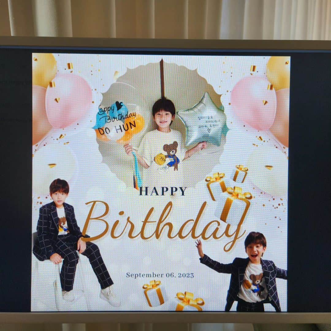 ユ・ハナのインスタグラム：「생일축하해,  정신없이 준비해서  좋아할까 걱정했는데, 너무 좋아하는 모습보니 오늘 뛰어다닌 보람이 있었지!  태어나줘서, 내 아들해줘서, 부족하고 왔다갔다 하는 엄마지만 제일 내 기분을 빨리 알아채주고 많이 이해해주는 늘 먼저 다가와 안아주는 따뜻한 아들이라 감사해🙏  #0906 @kikidohun」