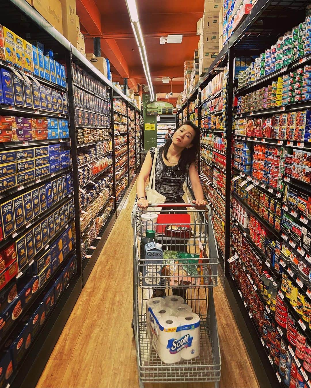大橋未歩のインスタグラム：「アメリカのスーパーの棚はほぼテトリス。  なんか全部の商品の面を揃えることに命賭けてる感ある笑  一方で、エレベーター前を 無造作に大量の野菜が占拠していることも笑 ほぼ農場😂  American supermarket shelves look like Tetris！ The way the products are arranged is genius！  #ニューヨーク  #ニューヨーク生活  #ny  #nycity」