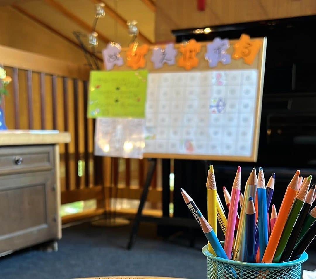 湯の山温泉 寿亭|Ryokan KOTOBUKITEIのインスタグラム：「夏休み限定のぬりえパズルが 皆様のおかげで無事完成しました✨  館内でお客様にたのしんでもらえるには…？と試行錯誤しながらスタッフが作り上げたパズルゲーム🧩 日々出来上がっていく所を見れてとてもうれしかったです☺︎♪  今年の夏は皆様にとってどのような夏でしたでしょうか…？❁⃘*.ﾟ  暑い日が続きましたが、私たちは毎日お越しいただく皆様と楽しい思い出の時を過ごせたこと、毎日温かいお言葉を頂けたことにとてもパワーを貰えた夏でした🌱  ありがとうございました♨️🤍  #旅館寿亭 #湯の山温泉 #三重旅行 #温泉旅館 #寿亭 #湯の山温泉寿亭 #女子旅 #菰野 #菰野ランチ #旅行好きな人と繋がりたい #インスタ映え #温泉旅行 #家族風呂 #温泉#夏休み #夏休み旅行 #ぬりえパズル #mie #japan #yunoyamaonsen #onsen #ryokan #ryokanlife #visitmie」