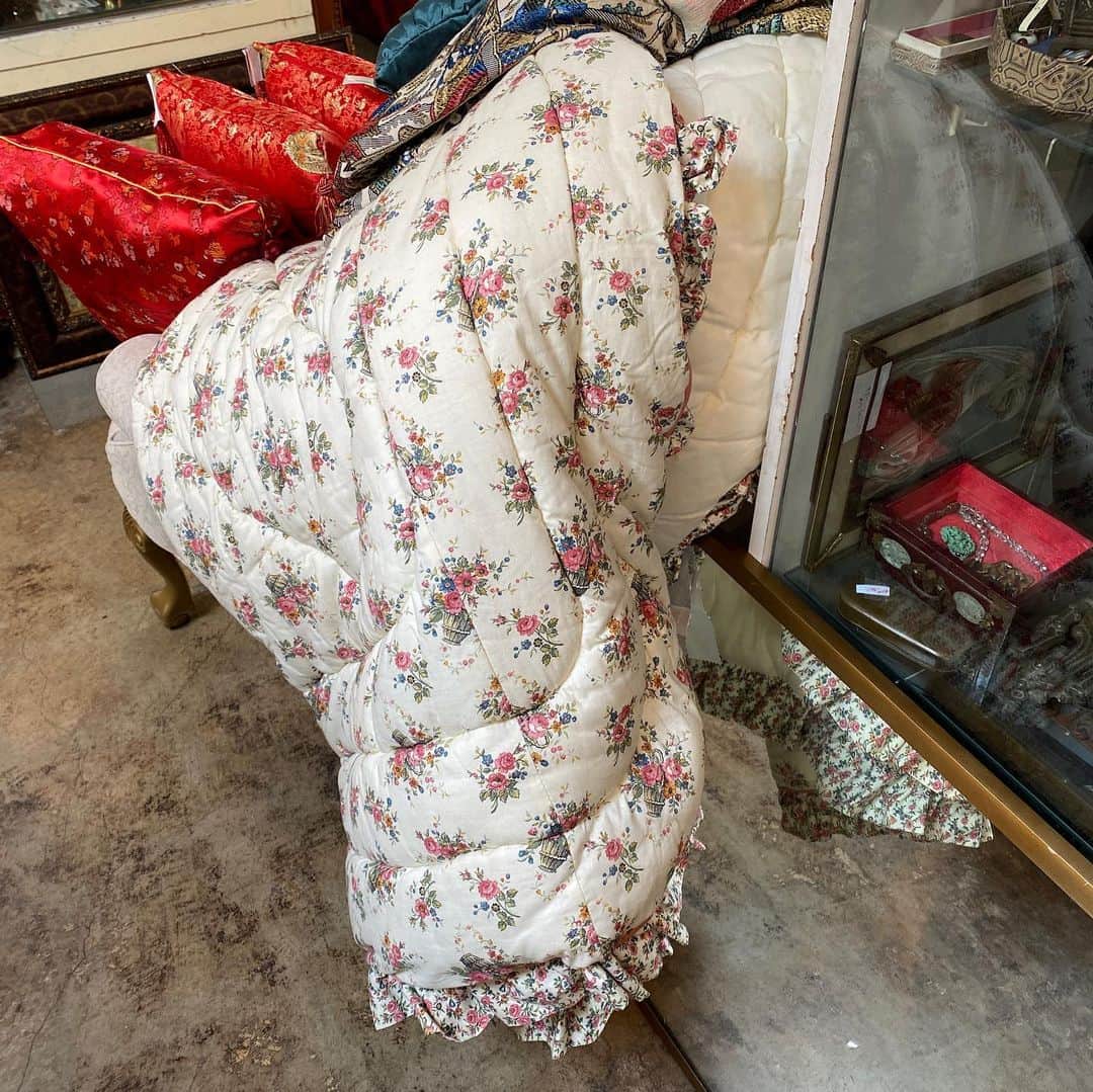 小藪奈央さんのインスタグラム写真 - (小藪奈央Instagram)「. 毎日色んなところに買い付けに行ってます。 既にスーツケース2つにおさまらなくなったので明日は発送作業もしないと。。 可愛い🐕‍🦺ちゃんや、お店の優しいおばあちゃんに癒される👵🏻」9月6日 16時03分 - nao_now