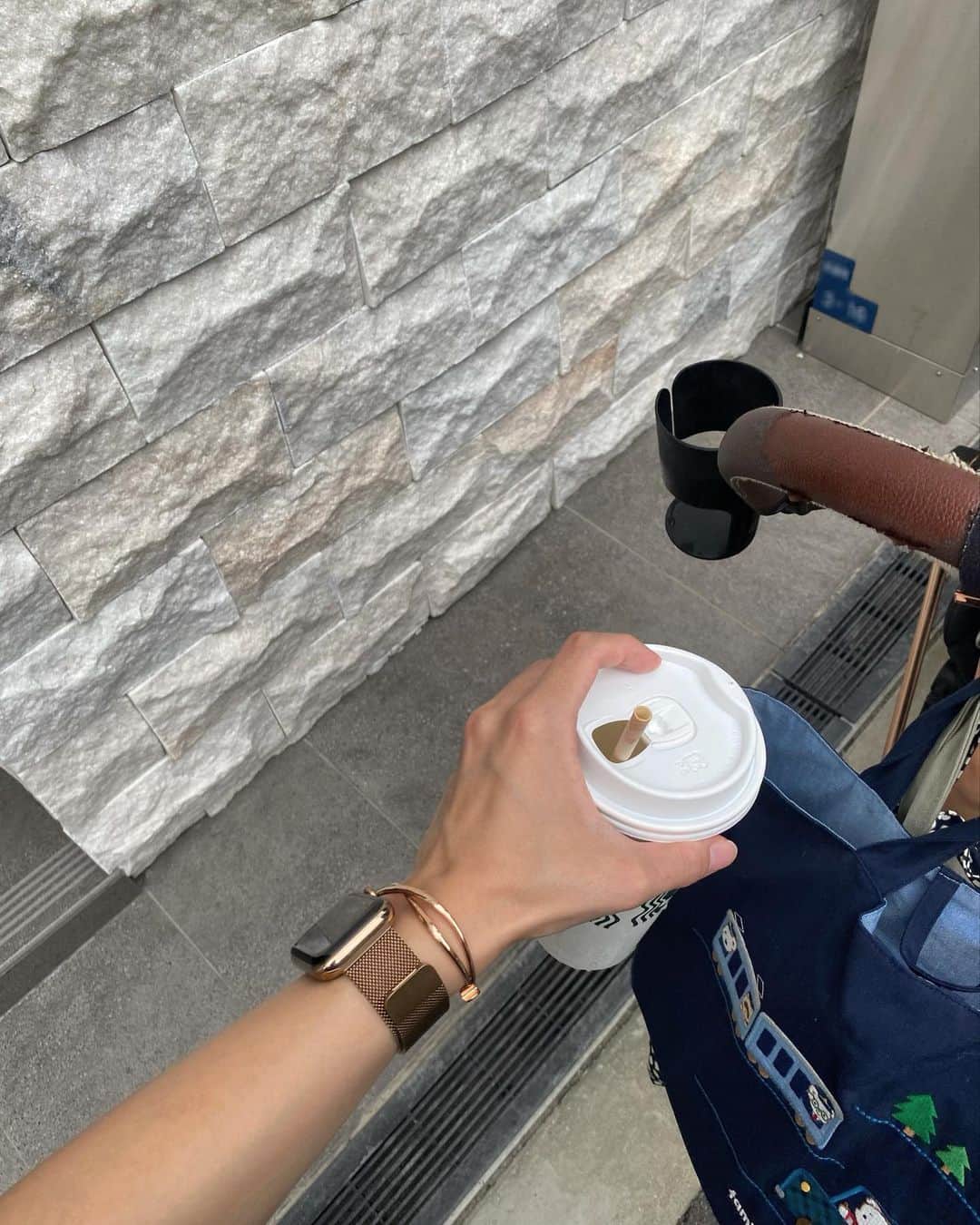 のインスタグラム：「・  最近GETしたバングルがお洒落で可愛くてお気に入り🦢  9月18日までInstagramキャンペーンを実施中🌙 9月18日までオンラインストアにて2000円+1000円クーポンプレゼント中だよ！  #バングル  #アクセ #アクセサリー #腕時計」