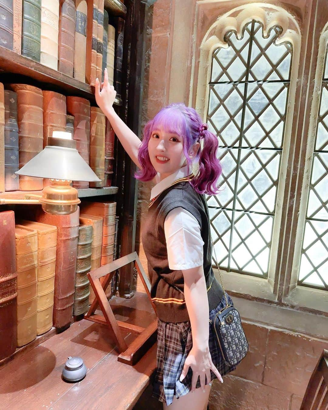 谷口夢奈さんのインスタグラム写真 - (谷口夢奈Instagram)「🔮 ⁡ ⁡ Harry Potter編です！ 写真多すぎて整理が大変だった（笑） ⁡ あれもこれも載せたいってなって 撮りすぎたの反省〜〜😂😂😂 ⁡ でも本当に8時間くらい館内にいて ずっと鑑賞したり撮影したり いーーーーーーっぱい遊べました🥰 ⁡ 色んなところにスポットがあって 映画を見てたらどれも興奮する所ばかりで 1日たっぷりいられる所でした！ ⁡ ⁡ そして、、、ハリーポッターといえば 制服だったりしますよね🫣？ “風”ではありますがコスプレなぞを…笑 中に入っちゃえば恥ずかしくなくて むしろウキウキしちゃって🤍 ⁡ 中のショップにローブや制服販売してるから かなりお高めですが思い出にはなるよ✨ ⁡ ⁡ ⁡ #HarryPotter #ハリーポッター #ハリーポッタースタジオツアー #ワーナーブラザーズスタジオツアー #ワーナーブラザーズ #ワーナーブラザーススタジオツアー東京 #purplehair #haircolor #stylinghair #twintail #パープルヘア #ヘアカラー #ハイトーンカラー #ヘアアレンジ #ツインテール #셀스타그램 #얼스타그램 #데일리룩 #오오티디」9月6日 18時00分 - yuna_tani