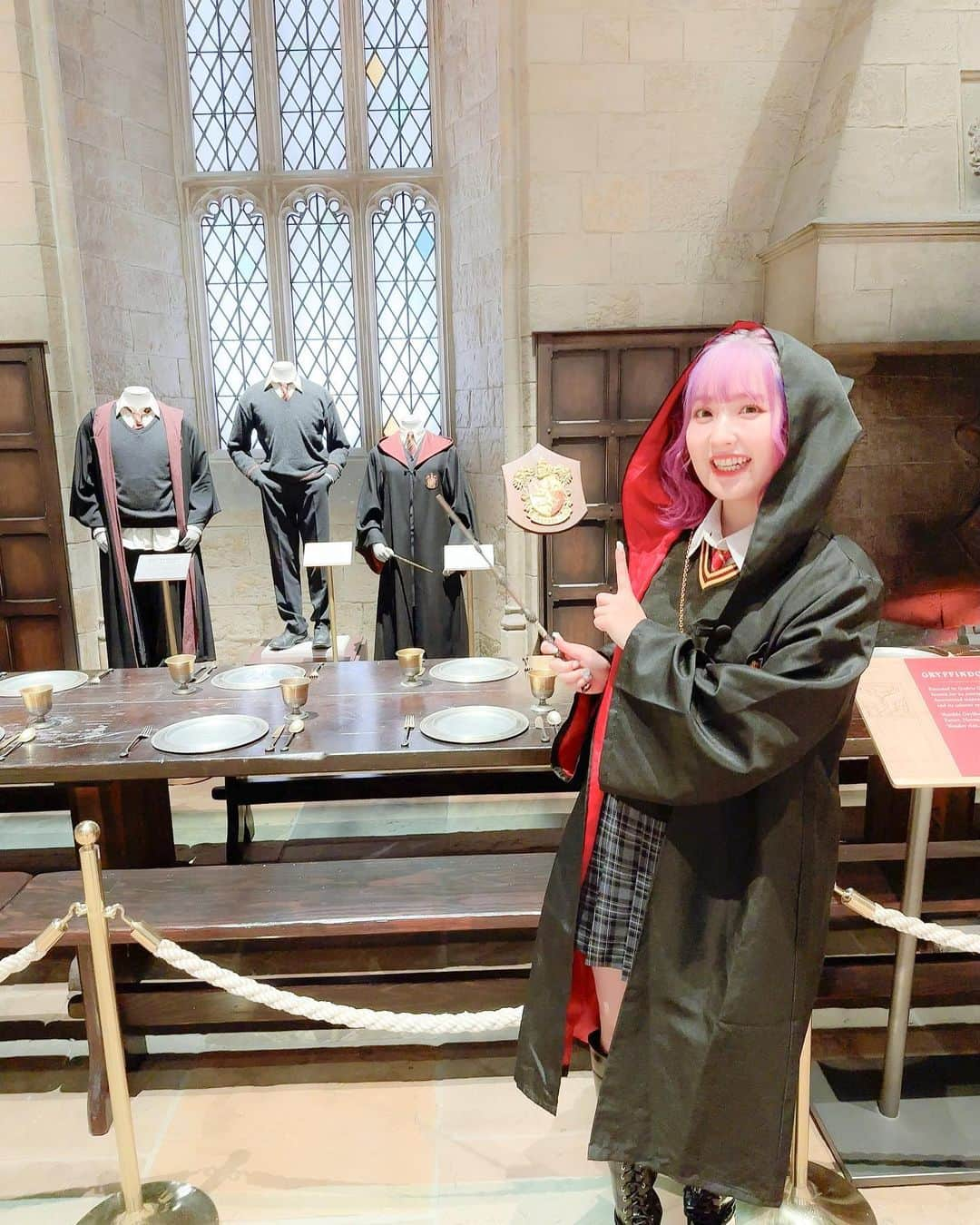 谷口夢奈さんのインスタグラム写真 - (谷口夢奈Instagram)「🔮 ⁡ ⁡ Harry Potter編です！ 写真多すぎて整理が大変だった（笑） ⁡ あれもこれも載せたいってなって 撮りすぎたの反省〜〜😂😂😂 ⁡ でも本当に8時間くらい館内にいて ずっと鑑賞したり撮影したり いーーーーーーっぱい遊べました🥰 ⁡ 色んなところにスポットがあって 映画を見てたらどれも興奮する所ばかりで 1日たっぷりいられる所でした！ ⁡ ⁡ そして、、、ハリーポッターといえば 制服だったりしますよね🫣？ “風”ではありますがコスプレなぞを…笑 中に入っちゃえば恥ずかしくなくて むしろウキウキしちゃって🤍 ⁡ 中のショップにローブや制服販売してるから かなりお高めですが思い出にはなるよ✨ ⁡ ⁡ ⁡ #HarryPotter #ハリーポッター #ハリーポッタースタジオツアー #ワーナーブラザーズスタジオツアー #ワーナーブラザーズ #ワーナーブラザーススタジオツアー東京 #purplehair #haircolor #stylinghair #twintail #パープルヘア #ヘアカラー #ハイトーンカラー #ヘアアレンジ #ツインテール #셀스타그램 #얼스타그램 #데일리룩 #오오티디」9月6日 18時00分 - yuna_tani