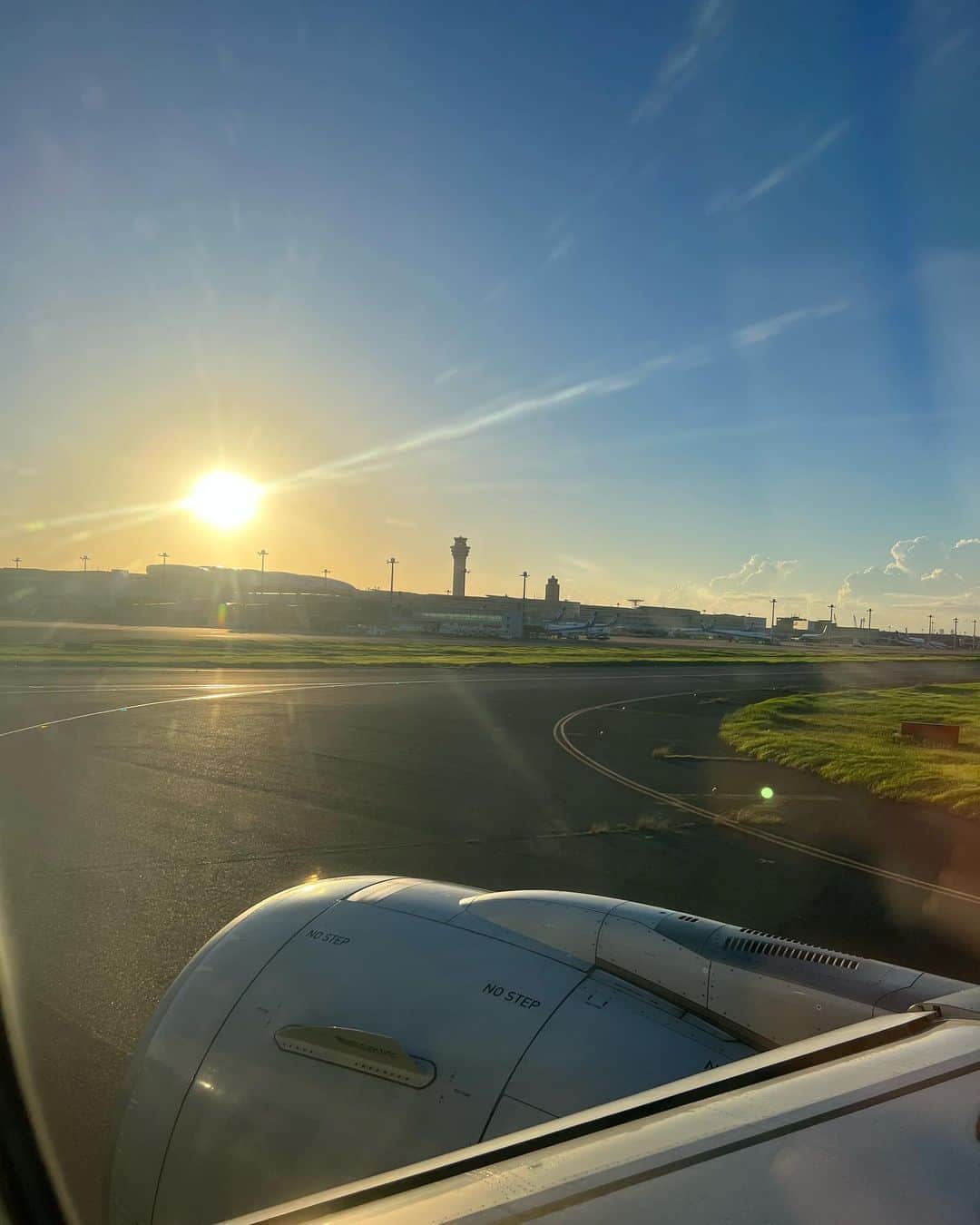マイコ さんのインスタグラム写真 - (マイコ Instagram)「* Juliet wedding surprise liveのため、 昨日は早朝から佐賀へ✈️ とってもアットホームな披露宴でのLiveで、 新郎新婦のお二人、お友達、親族の方々、ちびっこ達、 みんなが楽しんでくれて 新婦さんは号泣からの大爆笑🤣 うちらもめちゃくちゃ楽しかったし 嬉しかった🩷 昨日のMCは どんどん話が弾んで、 あと一曲歌わずに終わろうかと思うくらい楽しくて🤣😂 久々に笑いながらしゃがんだし、 47都道府県ツアーin佐賀かと思った🤣💡🚘 本当にご依頼いただき、みんなで楽しんでくださり、 ありがとうございました❣️ 素敵なご夫婦で、素敵なファミリー💓 末永く、お幸せに💍✨  私の出産前後は、 サプライズLiveお休みさせていただきましたが、 受付も再開しています✨ そしてすでに決まっているものも🤭 今年はあと何回、 みんなの結婚式におめでとう言いに行けるかなぁ😍 もちろん、 サプライズメッセージ動画も受付けてるので 詳細希望の方は、DMでお願いします📩  数年ぶりの空港にもワクワクしたし、 飛行機から見る空も雲も海も街も なんか全部、最高の1日だった✈️✨ ・ ・ ・ ・ #Juliet#wedding#surprise#live#佐賀」9月6日 15時57分 - maicorori