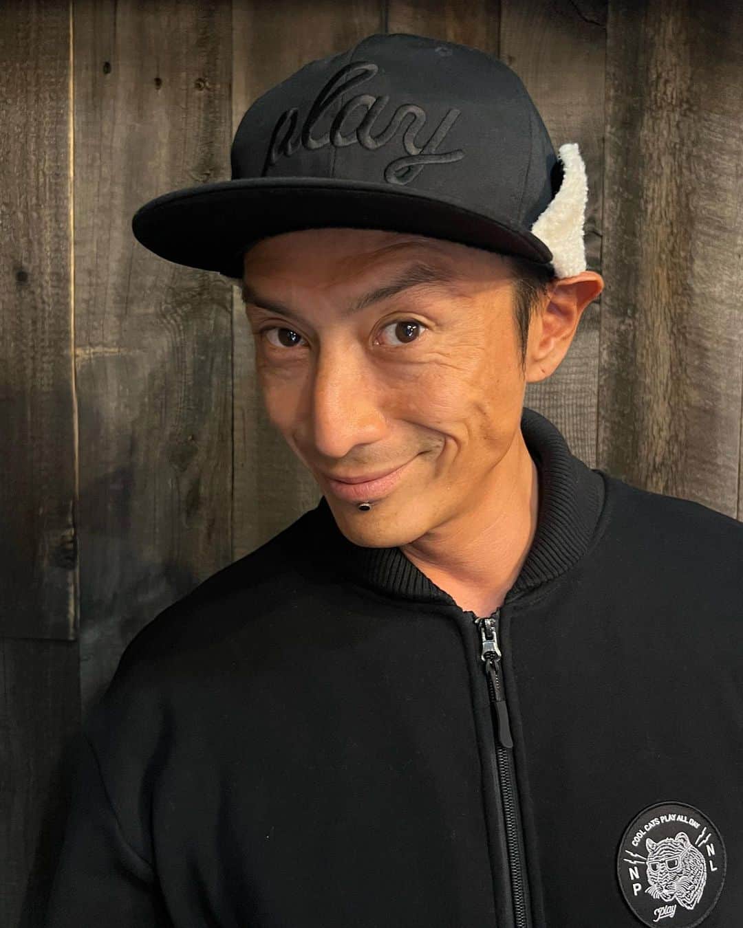 伊勢谷友介のインスタグラム：「追記です！ 私とお友達の皆様にはお友達価格で提供させてもらってます。僕のLINEにメッセージくださいませ！  Super all in one, ジャンプスーツ、Any Anyの販売開始につき、サイジングが分かりやすいように、僕と友人に着てもらった着用写真を。 　写真は全て、ブラックはLサイズ、グレーはMサイズを着用しています。僕は180cmで、店の軒先に立つ蕎麦兄は185cmくらいです。僕が着るよりもジャストサイズですね。その隣の女性は153cmでMサイズだと少し大きめで着てくれました。Sサイズの方が彼女には合うかもしれません。 やれた建物の前に立つ170cmの松崎さんは、Mサイズでもピッタリです。タイトめに着たい人にはこのくらいのサイズ感でも良いですね。 最後のカップル、女性の方は155cm。通常ならSサイズでも良いですが、オーバーサイズに着たければ、これもありです。  　アイデアとデザイン担当の僕としてはオーバーサイズの雰囲気で着てもらう様に作りました。 そして、最後のカーキ色には特別なバックプリントを追加。 "God is a Delusion, God is us" 「神は妄想、神は私たち自身」 変化を望み、平和を求め、家族の健康を祈る。何かを求めるとき、自分が何ができるだろうと考え、行動する事こそが、人の生きる道です。神頼みするよりもいつも自分が何ができるか、問うようにしている自分自身へのメッセージ。 僕にとってはとても大事な言葉です。  　首・袖・裾には幅のあるリブを採用。 服としてのスタイルを出すためだけでなく、首のリブを伸ばせば、寒い時にちょっとしたマフラー代わり。 袖のリブは作業をするときにまくれば邪魔にもならず、裾のリブは引きずることなく済むので、汚れの心配なし。  素材はフリース・ボンディング等数ある中から、 デイリー使い、長いシーズン着用、優しい着心地を考えてスウェットを採用。  そして、オールインワンにおける問題はトイレ時。 膝まで下げるのは面倒だし、冬だと寒くて凍えることもしばしば。 解決方法として、お尻にジッパーを付けたので、着たままで用足し可能です。そして、何よりもパジャマになる様な快適な素材ですが、街を歩いていてもカッコよく居られる様なデザインを求めました。トイレの時と外出時でも快適でカッコがつく。これがこのAnyanyを作るときに1番大切にした事です。  そうそう、僕のSauce of Happiness内で購入すると、特典で"God is a Delusion,God is us"の特製ステッカーが付いてきます！ オーダーの締め切りが9/12と早いので、皆様お気をつけくださいね〜！  ◇価格：\38,500（税込） ◇特典：特製ステッカー（Sauce of Happiness会員限定） ◇SIZE：4種【S／M／L／XL】 ◇COLOR：3種【BLACK／D GRAY／GOD(KHAKI)】 ◇予約受付期間：9/5 12:00～9/12 23:59 ◇納期：12月中旬～予定  https://fanicon.net/web/shops/4477/items/10436」