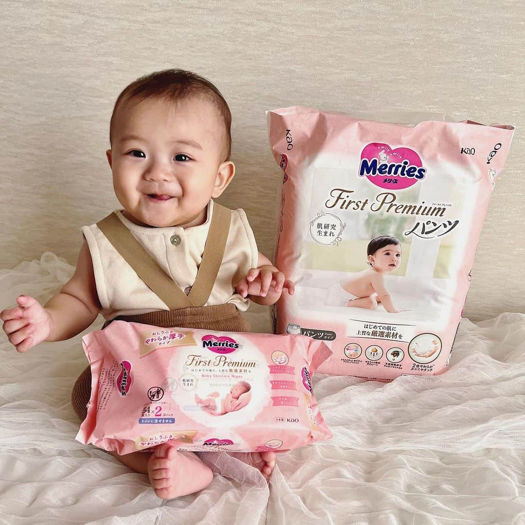 花王 メリーズ Merriesのインスタグラム：「お座りしながらニコッと微笑むこちらの赤ちゃん👶 . メリーズファーストプレミアムのパンツタイプをお試しいただき、 「肌触りもふわふわで柔らかくて気持ちよさそうで良かった✨」と大変嬉しいコメントをいただきました✨ . メリーズファーストプレミアムは、赤ちゃんの繊細なお肌をやさしく包み込む、上質な肌触りです💖 . . こちらの素敵なお写真は @iooo___1022 さんのお写真です @iooo___1022 さまのアカウントはとっても素敵なお写真ばかりですので、みなさんもぜひご覧になってみてくださいね😍 --------------------------------------------------- 花王の赤ちゃん用品ブランド「メリーズ」公式アカウントです👶 . 「#メリーズ」「#メリーズファーストプレミアム」で投稿いただいた中から素敵なお写真をご紹介していますので、ぜひ投稿してみてくださいね✨ . 新発売！パワフル通気でムレ発散。メリーズで「#ずっと肌さら」🎵 --------------------------------------------------- . . #メリーズファーストプレミアム #赤ちゃん #ベビー #成長記録 #子育て #子育てグラム #赤ちゃんのいる生活 #新米ママ #プレママ #ママカメラ #親バカ部 #ハイハイ #赤ちゃんのいる暮らし #赤ちゃん写真 #赤ちゃん動画 #ベビスタグラム #0歳 #1歳 #2歳 #育児 #育児あるある #ベビーフォト #ベビーグッズ #オムツ #オムツ姿 #育児グッズ #👶」