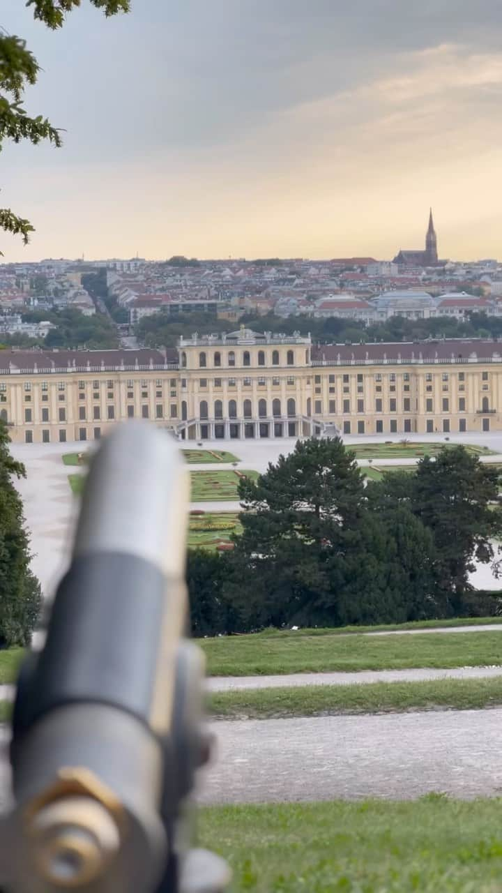 Wien | Viennaのインスタグラム：「Catching the first sunlights at @schoenbrunnpalace by @ananophotographyy ☀️🥰 #ViennaNow  #palace #schönbrunn #vienna #wien #earlybird #sunrisetrekking #sunriselover #sunrisesky #summerinvienna #austria #feelaustria #traveltips #touristattraction #viennatravel」