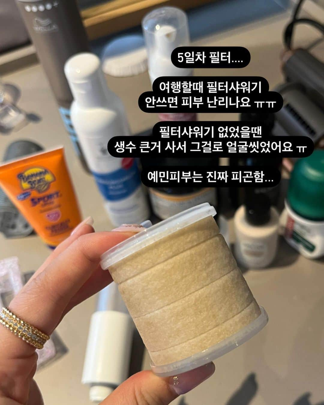 ハヌルさんのインスタグラム写真 - (ハヌルInstagram)「What’s in my pouch 👛 화장품뭐냐!! 머리 스타일링 뭐냐! 발리여행중에 질문이 너무 많아서 오늘 발리에서 짐 싸면서 찍어봤어용 ㅋㅋ 편집하는데 2시간 걸렸습니다^^...💗  저는 극 예민피부, 민감성 피부라 특히 해외에서 잘 뒤집어지때문에 뒤집어졌을때까지 생각해서 항상 짐싸요… 해외여행때마다 이정도는 기본으로 가지고 다녀요!  p성향 99% 이지만, 피부 뒤집어지는건 이후 몇달동안 너무 힘들기때문에 여행짐만큼은 꼼꼼히 챙깁니다!!  💗기내용 파우치  저는 메이크업 하고 촬영하고 비행기타는 경우가 많아서 클렌징부터 기초, 팩까지 다 챙겨서 타요!! 비행기 물로 씻다가 한번 크게 뒤집혀서 그 뒤론 클렌징티슈 사용하고있어요!!  🏷 화장솜, 아쿠아크림(수분크림),선크림, 립밤, 아이리무버, 늘씬자피, 거상팩, 아이팟, 미스트, 짜지마앰플, 선인장씨앗오일, 압박스타킹, 클렌징 티슈 지퍼백  💗욕실/헤어 파우치  제 헤어 세팅 방법 궁굼하신분들!! 요아이템으로 사용했어요 ㅎㅎ 따라하고 싶으신분들은 이거 준비해놓으시면 겟레디 찍어서 유튜브올릴게요!  🏷 헤어 세팅아이템 다이슨에어랩, 다이렉트고데기, 스프레이, 왕구루프  🏷 욕실템 비블리안 여행용 샴푸&트리트먼트, 클렌징밀크, 여성청결제, 다비네스 트리트먼트, 데오드란트, 여행용 샤워필터 바디용 선크림, 열보호 헤어 에센스  💗 기초파우치  우선 저는 뒤집어지지 않기가 최대목표이기 때문에 ㅋㅋ 진정 제품들 위주로 많이 챙겼어요  🏷 엑소메라팩, 3초팩, 거상팩, 더마밤, 미스트 아크앰플, 아쿠아크림, 선크림, 립밤, 하우쉬카크림 콜라겐미스트, 아이리무버, 짜지마 B1 / B2, 선인장씨앗오일 2개  맨날 하마씨가 무슨 이사가냐고 놀라는 여행짐ㅋㅋ 이렇게 가지고 다닌뒤로 피부 뒤집어진적 정말 손에 꼽아요 ㅎㅎㅎ  사실 제가 여행때마다 보고 짐쌀라고 써보는피드 ㅋㅋㅋ 하리보도 참고해서 짐 싸보시고!! 행복한 여행 하세요!!  #하늘이의여행뿌셔☁️ #whatsinmybag」9月6日 16時01分 - haneulina