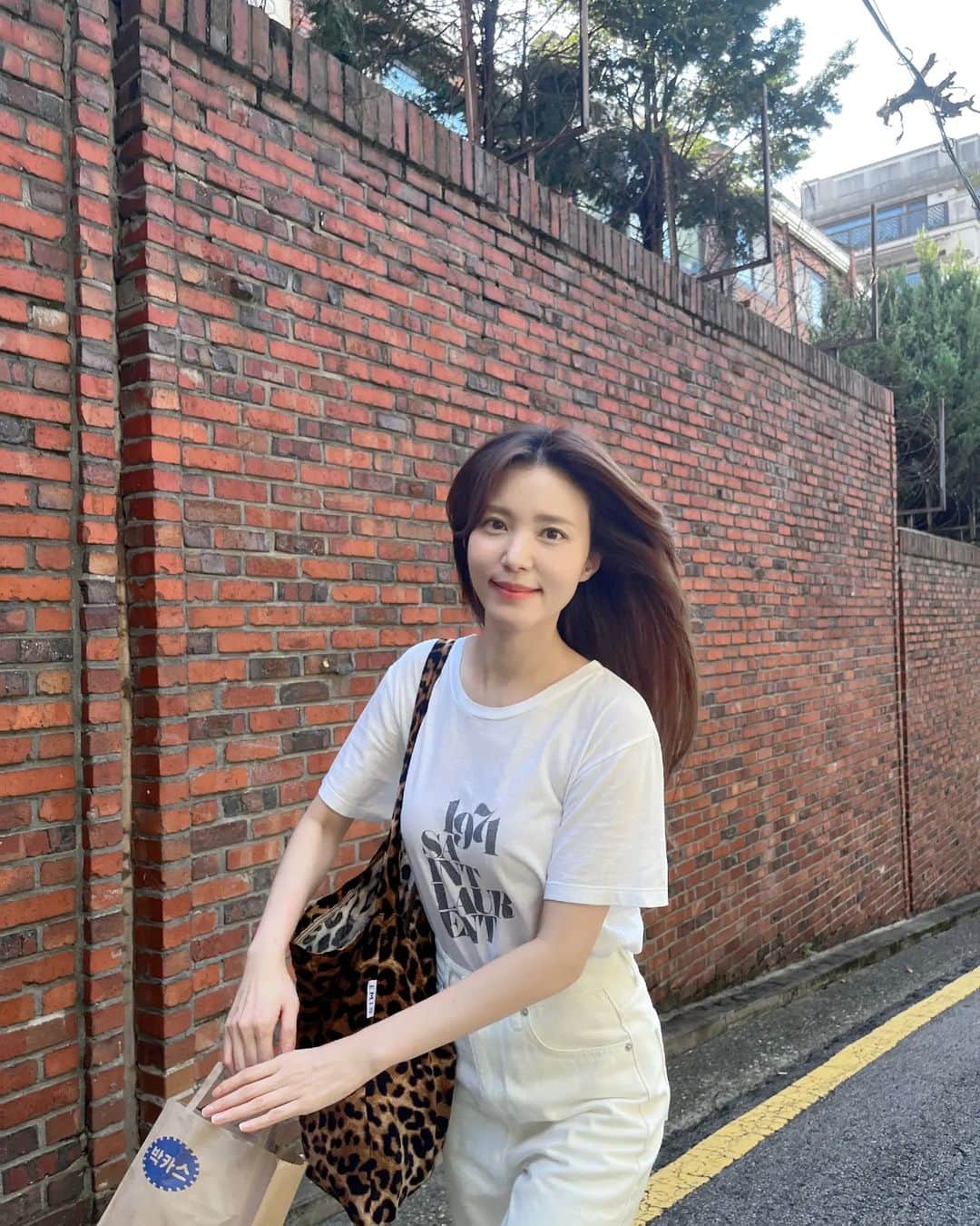 のインスタグラム：「동네 산책🌿  오는 길에 올리브영 세일 하길래~🤭」