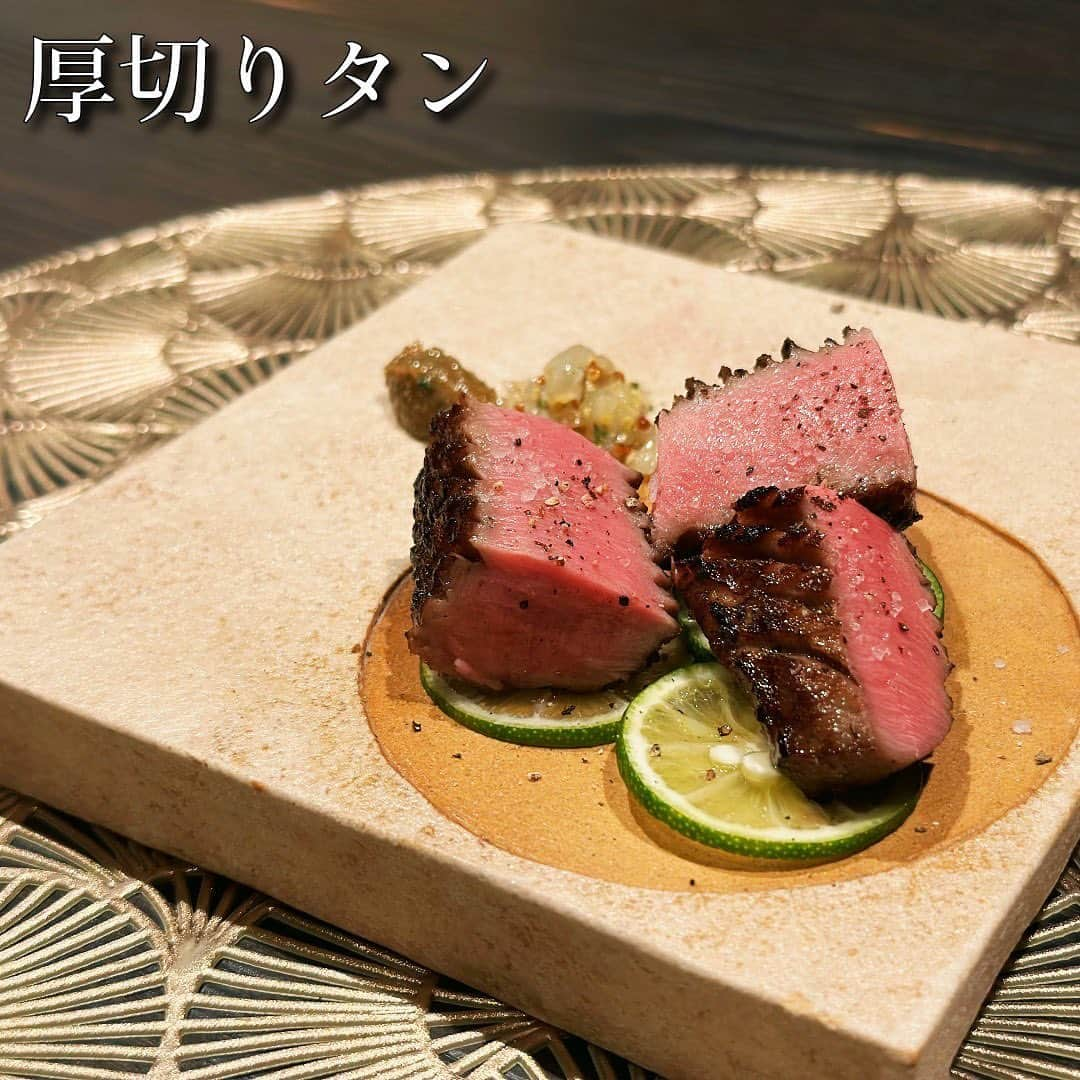 TAKUYAさんのインスタグラム写真 - (TAKUYAInstagram)「予約の取れない中津のお肉屋さん @nakatsuwoniku  コース制のお料理で、 1品目から感動する美味しさ。 カウンター越しに調理、説明してくれて、エンターテイメント的にもすごく満足できるお店でした。 素材、お皿、調理法とこだわりを感じるところも多く、これでもかと言うくらいに、お肉を堪能出来ます🍖 味、ボリューム感、全て最高のお店です。 1度食べたら、予約が取れない理由がわかります🍖🍖 ということで、来年の予約してきました💪 #大阪 #大阪グルメ #中津グルメ #中津 #お肉 #肉料理 #をにく #焼肉 #予約の取れないお店 #グルメ」9月6日 18時00分 - takuya_qyoto