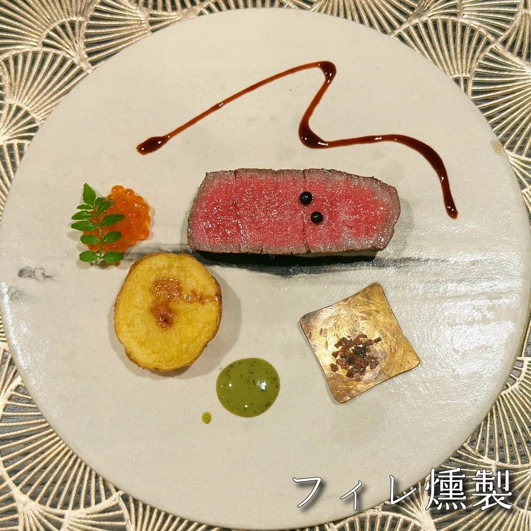 TAKUYAさんのインスタグラム写真 - (TAKUYAInstagram)「予約の取れない中津のお肉屋さん @nakatsuwoniku  コース制のお料理で、 1品目から感動する美味しさ。 カウンター越しに調理、説明してくれて、エンターテイメント的にもすごく満足できるお店でした。 素材、お皿、調理法とこだわりを感じるところも多く、これでもかと言うくらいに、お肉を堪能出来ます🍖 味、ボリューム感、全て最高のお店です。 1度食べたら、予約が取れない理由がわかります🍖🍖 ということで、来年の予約してきました💪 #大阪 #大阪グルメ #中津グルメ #中津 #お肉 #肉料理 #をにく #焼肉 #予約の取れないお店 #グルメ」9月6日 18時00分 - takuya_qyoto