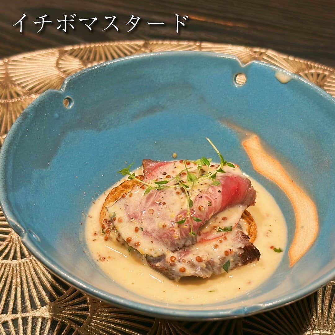 TAKUYAさんのインスタグラム写真 - (TAKUYAInstagram)「予約の取れない中津のお肉屋さん @nakatsuwoniku  コース制のお料理で、 1品目から感動する美味しさ。 カウンター越しに調理、説明してくれて、エンターテイメント的にもすごく満足できるお店でした。 素材、お皿、調理法とこだわりを感じるところも多く、これでもかと言うくらいに、お肉を堪能出来ます🍖 味、ボリューム感、全て最高のお店です。 1度食べたら、予約が取れない理由がわかります🍖🍖 ということで、来年の予約してきました💪 #大阪 #大阪グルメ #中津グルメ #中津 #お肉 #肉料理 #をにく #焼肉 #予約の取れないお店 #グルメ」9月6日 18時00分 - takuya_qyoto