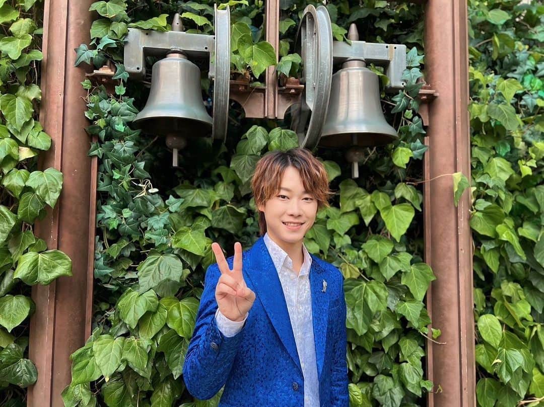 はやぶさのインスタグラム：「外で見ても美しい。 そんなあたしの衣装です。 鐘がふたつ並びます。 あたしの胸のブローチも グラスがふたつ並びます。  【EN】  It is beautiful to see outside. It is my costume.  Two bells in a row. My brooch on my chest. Two glasses in a row.  #はやぶさ #ヒカル #ヤマト #大滝ひかる #駿河ヤマト #イベント #一日一枚  #写真  #hayabusa #hikaru #yamato #event  #picstory  #picstagram #photooftheday  #photogram  #hayabusadiary  #はやぶさの日記  #fotohariini  #muaicoftheday  #ghiblimusic」
