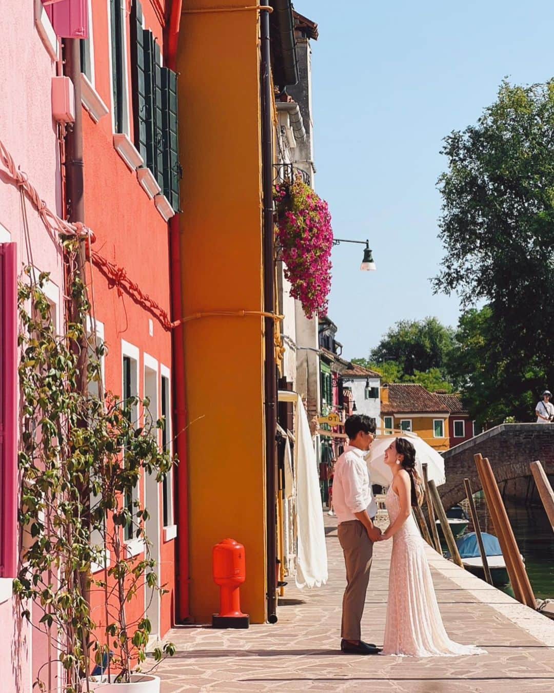 竹本実加さんのインスタグラム写真 - (竹本実加Instagram)「Mizuhaさんヘアメイク💫 ラフにゆるっと巻いたバンダナが 可愛かった🧣 カラフルなブラーノ島での コーディネートはナチュラルに。 ⁡ ベネチアに戻って ハイポニーに変えました♡ ⁡ 街の雰囲気とおふたりが可愛すぎて 複数投稿❤️🧡💙🩵 ⁡ ⁡ お二人にご馳走になった ジェラートも記念に🍦🩷 ⁡食べた過去1のジェラートでした🥹 ⁡ ⁡ ⁡ ✈️📍Italy, Venezia / Brano island ⁡ 𓂃𓈒𓂂𓏸 ⁡ 𝑺𝒑𝒆𝒄𝒊𝒂𝒍 𝒕𝒉𝒂𝒏𝒌𝒔！ ⁡ ⁡ 👰🏻‍♀️ @zppa3  📸 @fu_usan  ⭐️ @_lau_______  ⁡ ⁡ ⁡ ⁡ ⁡ ┈┈┈┈┈┈┈┈┈┈┈ 𝕊𝕔𝕙𝕖𝕕𝕦𝕝𝕖 🗓 ┈┈┈┈┈┈┈┈┈┈┈ ⁡ 週末空き状況 ※9.6更新 ⁡ ⚫︎予約は一年前の1日より受付けております。 ⚫︎土日祝のロケーションフォト希望は 3ヶ月前より予約可能です📸 ⁡ ⁡ 【2023】 ⁡ 10月…🈵 11月…26(日)空きが出ました💡 12月…🈵 ⁡ 【2024】 ⁡ 1月…14(日), 21(日) 2月…4(日), 11(日), 18(日), 25(日) 3月…20(祝水), 24(日) 4月…6(土), 7(日), 13(土), 21(日)  28(日), 29(祝月) 5月…3(祝金), 4(土), 12(日), 19(日), 26(日) 6月…2(日), 9(日), 29(土), 30(日) ⁡ ⁡ ┈┈┈┈┈┈┈┈┈┈┈ ℂ𝕠𝕟𝕥𝕒𝕔𝕥 💫 ┈┈┈┈┈┈┈┈┈┈┈ ⁡ ▶︎京都和装ロケーションフォト @mydresser.kyoto にて👘⛩ ⁡ ▶︎お問い合わせは @mydresser.bridal の プロフィールリンクより💁🏻‍♀️ ⁡ ⁡ #挙式ヘアメイク #お色直し #ブライダルヘアメイク #ヘアメイクリハーサル #外注ヘアメイク #持ち込み美容 #持ち込みヘアメイク #挙式ヘアメイク #披露宴ヘアメイク #ロケーションフォト #海外ロケーションフォト #前撮り #後撮り #前撮りヘアメイク #東京駅前撮り #丸の内前撮り #京都前撮り #和装ロケーションフォト #和装ヘアメイク #関西ヘアメイク #艶肌メイク #結婚準備 #2023秋婚 #2023冬婚 #2024春婚 #2024夏婚」9月6日 16時15分 - mika.mydresser