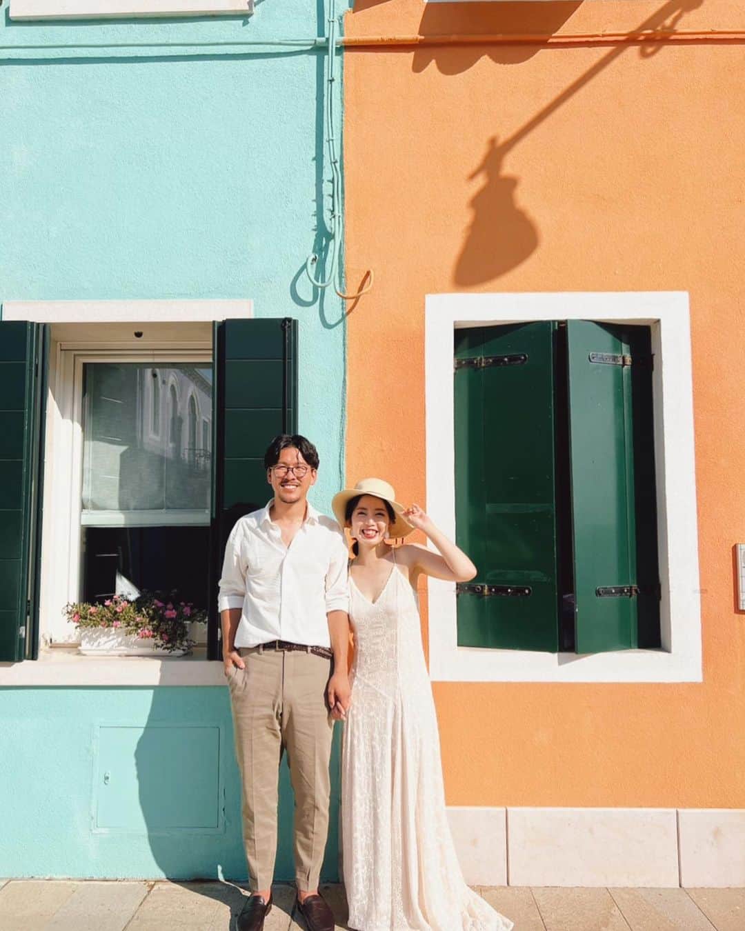竹本実加さんのインスタグラム写真 - (竹本実加Instagram)「Mizuhaさんヘアメイク💫 ラフにゆるっと巻いたバンダナが 可愛かった🧣 カラフルなブラーノ島での コーディネートはナチュラルに。 ⁡ ベネチアに戻って ハイポニーに変えました♡ ⁡ 街の雰囲気とおふたりが可愛すぎて 複数投稿❤️🧡💙🩵 ⁡ ⁡ お二人にご馳走になった ジェラートも記念に🍦🩷 ⁡食べた過去1のジェラートでした🥹 ⁡ ⁡ ⁡ ✈️📍Italy, Venezia / Brano island ⁡ 𓂃𓈒𓂂𓏸 ⁡ 𝑺𝒑𝒆𝒄𝒊𝒂𝒍 𝒕𝒉𝒂𝒏𝒌𝒔！ ⁡ ⁡ 👰🏻‍♀️ @zppa3  📸 @fu_usan  ⭐️ @_lau_______  ⁡ ⁡ ⁡ ⁡ ⁡ ┈┈┈┈┈┈┈┈┈┈┈ 𝕊𝕔𝕙𝕖𝕕𝕦𝕝𝕖 🗓 ┈┈┈┈┈┈┈┈┈┈┈ ⁡ 週末空き状況 ※9.6更新 ⁡ ⚫︎予約は一年前の1日より受付けております。 ⚫︎土日祝のロケーションフォト希望は 3ヶ月前より予約可能です📸 ⁡ ⁡ 【2023】 ⁡ 10月…🈵 11月…26(日)空きが出ました💡 12月…🈵 ⁡ 【2024】 ⁡ 1月…14(日), 21(日) 2月…4(日), 11(日), 18(日), 25(日) 3月…20(祝水), 24(日) 4月…6(土), 7(日), 13(土), 21(日)  28(日), 29(祝月) 5月…3(祝金), 4(土), 12(日), 19(日), 26(日) 6月…2(日), 9(日), 29(土), 30(日) ⁡ ⁡ ┈┈┈┈┈┈┈┈┈┈┈ ℂ𝕠𝕟𝕥𝕒𝕔𝕥 💫 ┈┈┈┈┈┈┈┈┈┈┈ ⁡ ▶︎京都和装ロケーションフォト @mydresser.kyoto にて👘⛩ ⁡ ▶︎お問い合わせは @mydresser.bridal の プロフィールリンクより💁🏻‍♀️ ⁡ ⁡ #挙式ヘアメイク #お色直し #ブライダルヘアメイク #ヘアメイクリハーサル #外注ヘアメイク #持ち込み美容 #持ち込みヘアメイク #挙式ヘアメイク #披露宴ヘアメイク #ロケーションフォト #海外ロケーションフォト #前撮り #後撮り #前撮りヘアメイク #東京駅前撮り #丸の内前撮り #京都前撮り #和装ロケーションフォト #和装ヘアメイク #関西ヘアメイク #艶肌メイク #結婚準備 #2023秋婚 #2023冬婚 #2024春婚 #2024夏婚」9月6日 16時15分 - mika.mydresser
