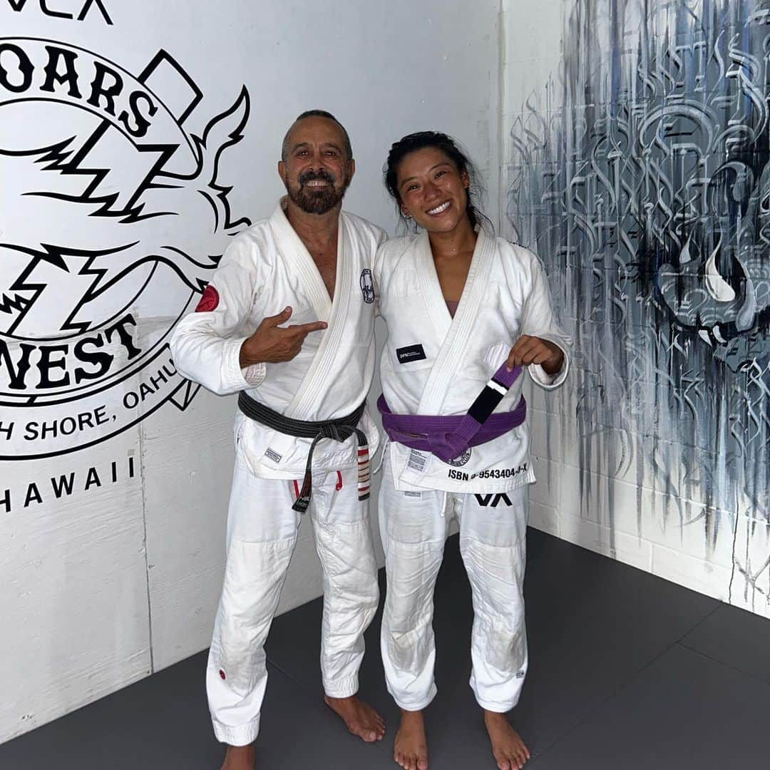 前田マヒナさんのインスタグラム写真 - (前田マヒナInstagram)「1st stripe on my Purple Belt 💜💜  @kidpeligro  #northshorewhiterobecrew  @boarsnest808 @rvca @rvcajapan」9月6日 16時17分 - mahinamaeda