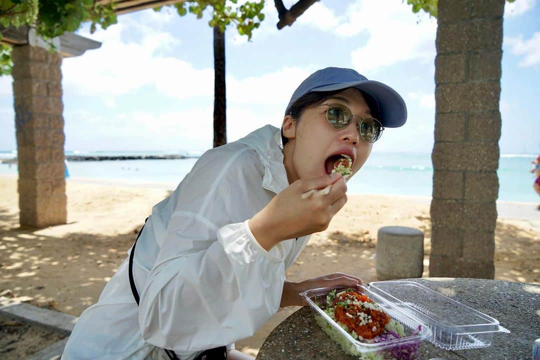 室岡里美のインスタグラム：「⁂  summer vacation  日本の海鮮丼とも違う、ポケ丼。 酢飯にはほうれん草が混ぜ込んであります。 生姜が効いたマグロと合うんですよ。  海を見ながら食べるの、最高でした。  #summervacation #poke」