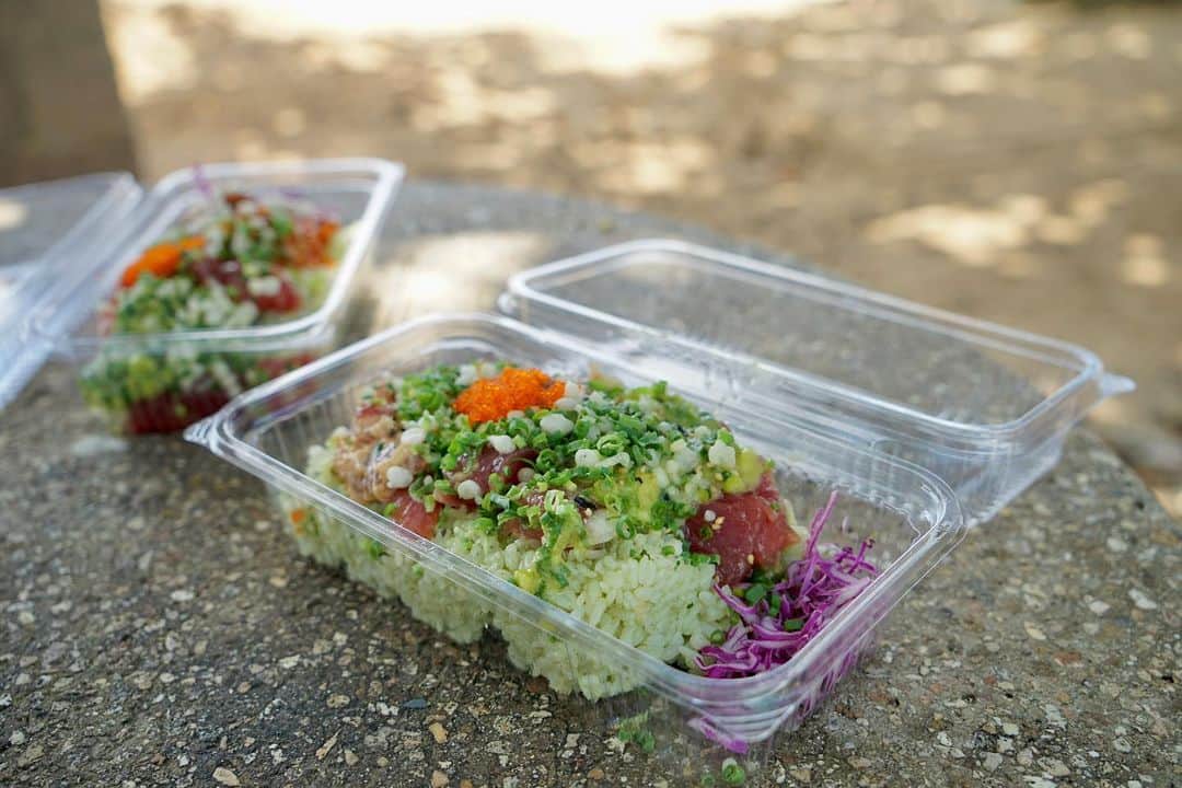 室岡里美さんのインスタグラム写真 - (室岡里美Instagram)「⁂  summer vacation  日本の海鮮丼とも違う、ポケ丼。 酢飯にはほうれん草が混ぜ込んであります。 生姜が効いたマグロと合うんですよ。  海を見ながら食べるの、最高でした。  #summervacation #poke」9月6日 16時17分 - htb_satomimurooka
