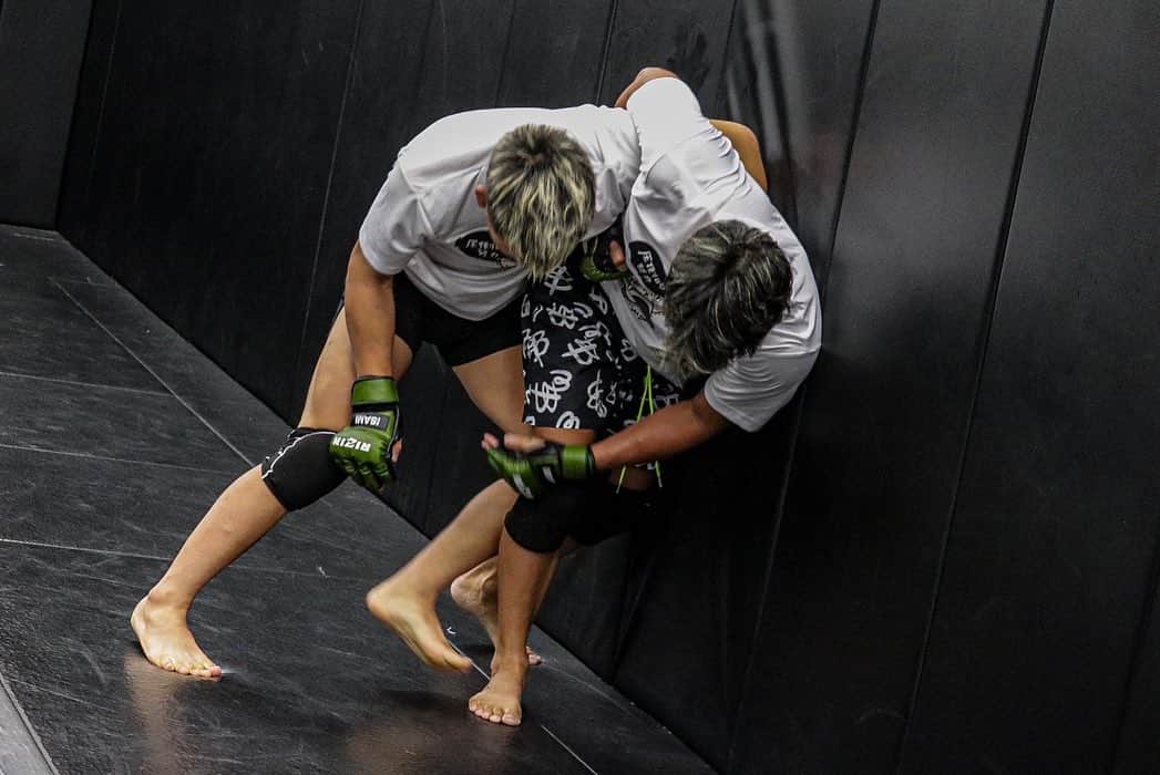皇治さんのインスタグラム写真 - (皇治Instagram)「トレーニング。  取材。  圧倒的努力。  #TEAMONE #カルぺ三田 #MMA  トレーニングウェア チョコビT @masakicdbjj   パンツ @bodymaker」9月6日 16時29分 - 1_kouzi
