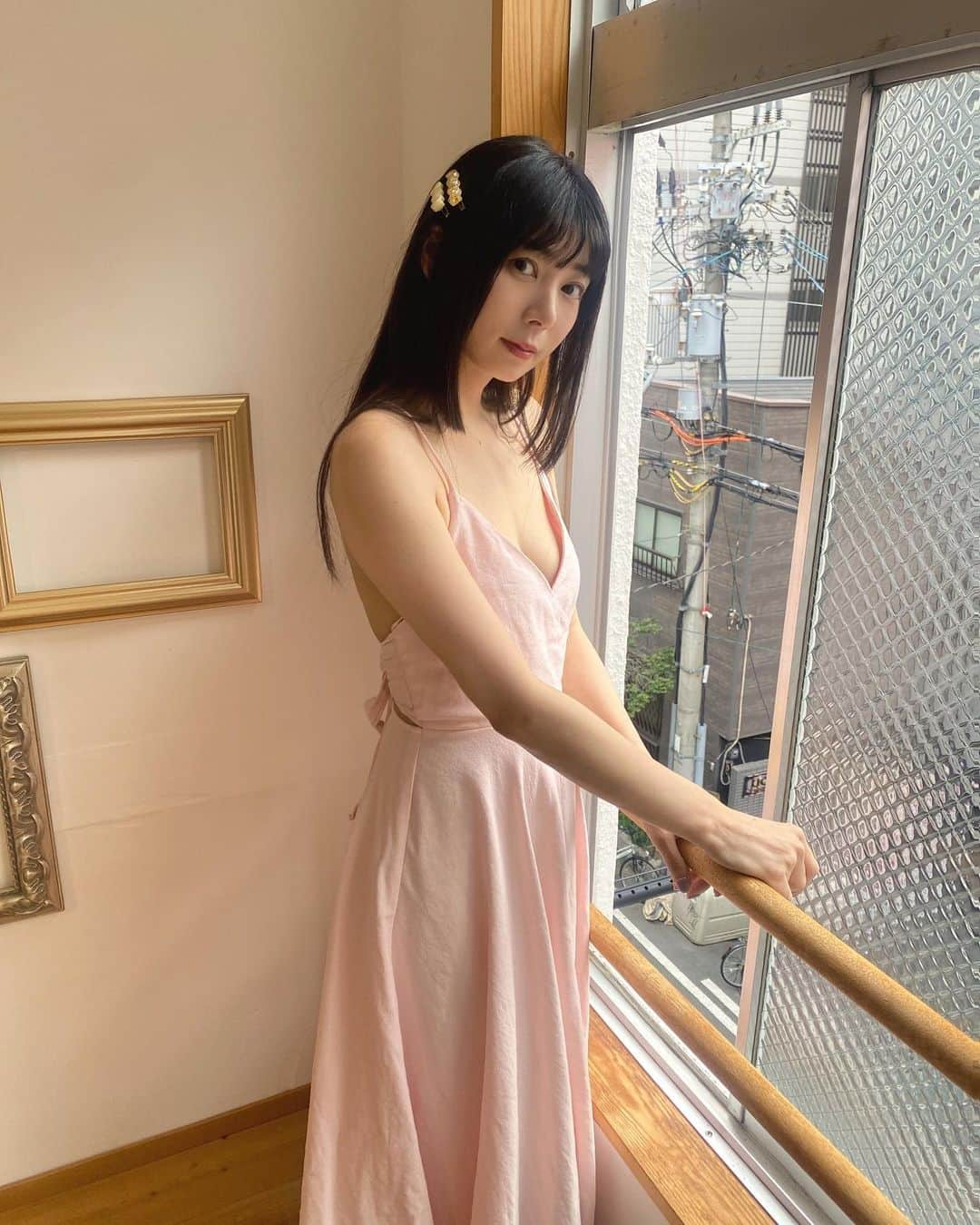 佐藤夢のインスタグラム：「上からか下からか❤️  上から覗かれたいですか？ 下から見上げたいですか？  #ピンクワンピース #軟乳 #むちむちボディ #グラビア #グラビアアイドル #撮影会 #撮影会モデル #instagram #フェチ #チラリズム」