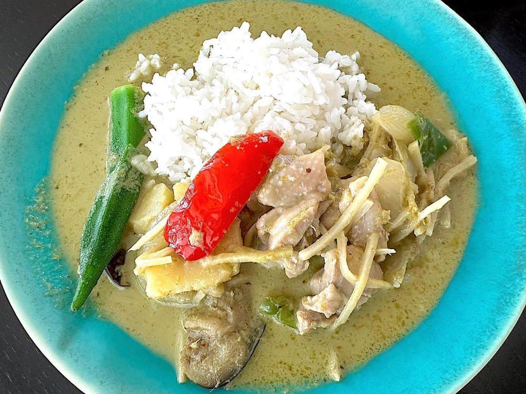 のインスタグラム：「ロイヤルデリのグリーンカレー。 具沢山！(オクラ一本は足した) 結構辛い！でも美味しい😋」