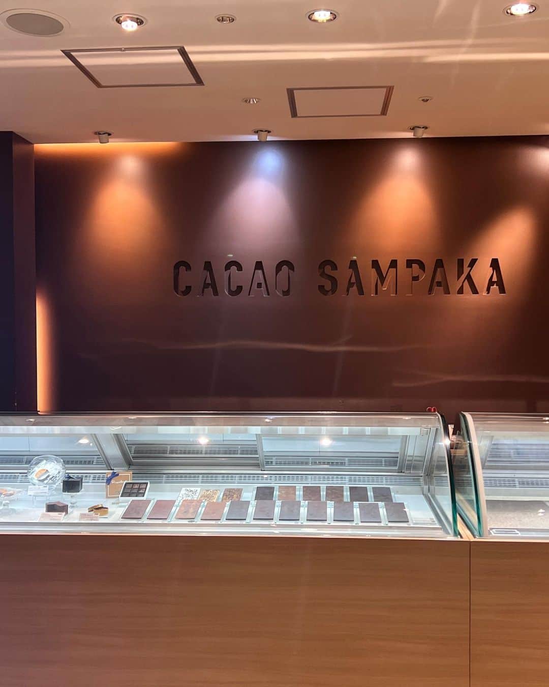 上枝恵美加さんのインスタグラム写真 - (上枝恵美加Instagram)「バルセロナに本店があるスペイン王室御用達のショコラテリアCACAO SAMPAKAへ ☺︎  美味しいかき氷が食べたいっていう今年の夏の思い出を贅沢に叶えてきました🍫🍧🤎  #cacaosampaka」9月6日 16時25分 - emika_kamieda
