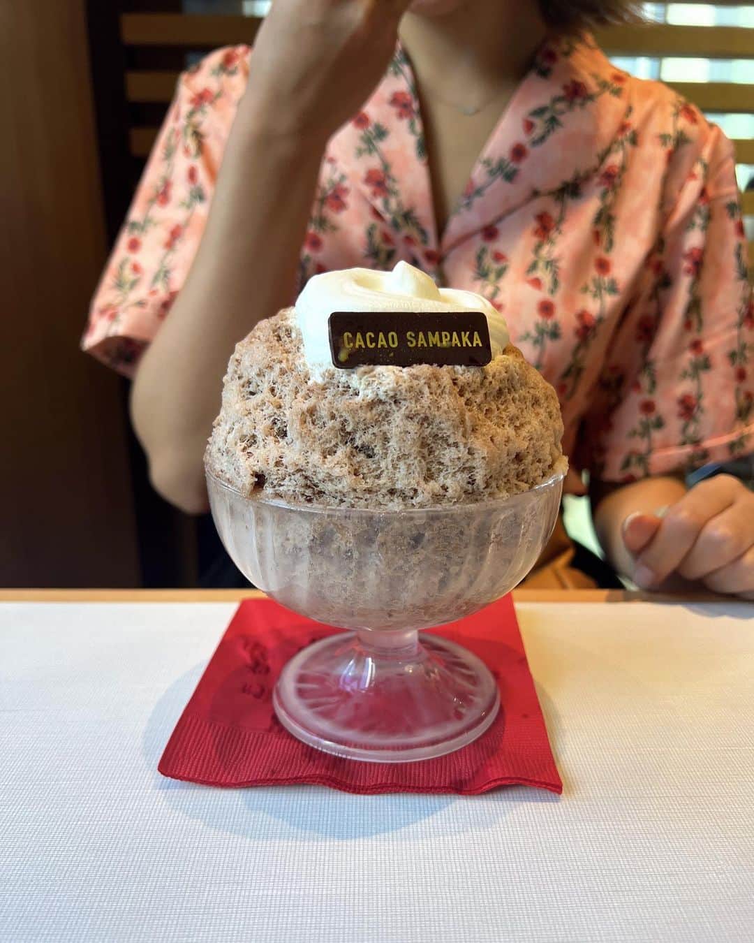 上枝恵美加さんのインスタグラム写真 - (上枝恵美加Instagram)「バルセロナに本店があるスペイン王室御用達のショコラテリアCACAO SAMPAKAへ ☺︎  美味しいかき氷が食べたいっていう今年の夏の思い出を贅沢に叶えてきました🍫🍧🤎  #cacaosampaka」9月6日 16時25分 - emika_kamieda