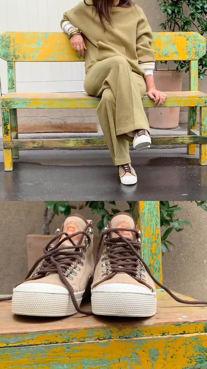 ベンシモンのインスタグラム：「The coolest outfit of this season 🍁  On ne vous présente plus la B79 en version Surplus, elle se porte avec tout et c’est ce qu’on aime pour démarrer ce mois de septembre. Ici la B79, le pantalon Heiko et le sweat Kimeo, à retrouver en boutique et sur Bensimon.com.  No need to introduce you to the B79 in its Surplus version: it can be worn with everything, and that’s what we like to kick off the month of September. Here the B79, the Heiko pants and the Kimeo sweatshirt, to find in our stores and on Bensimon.com.」