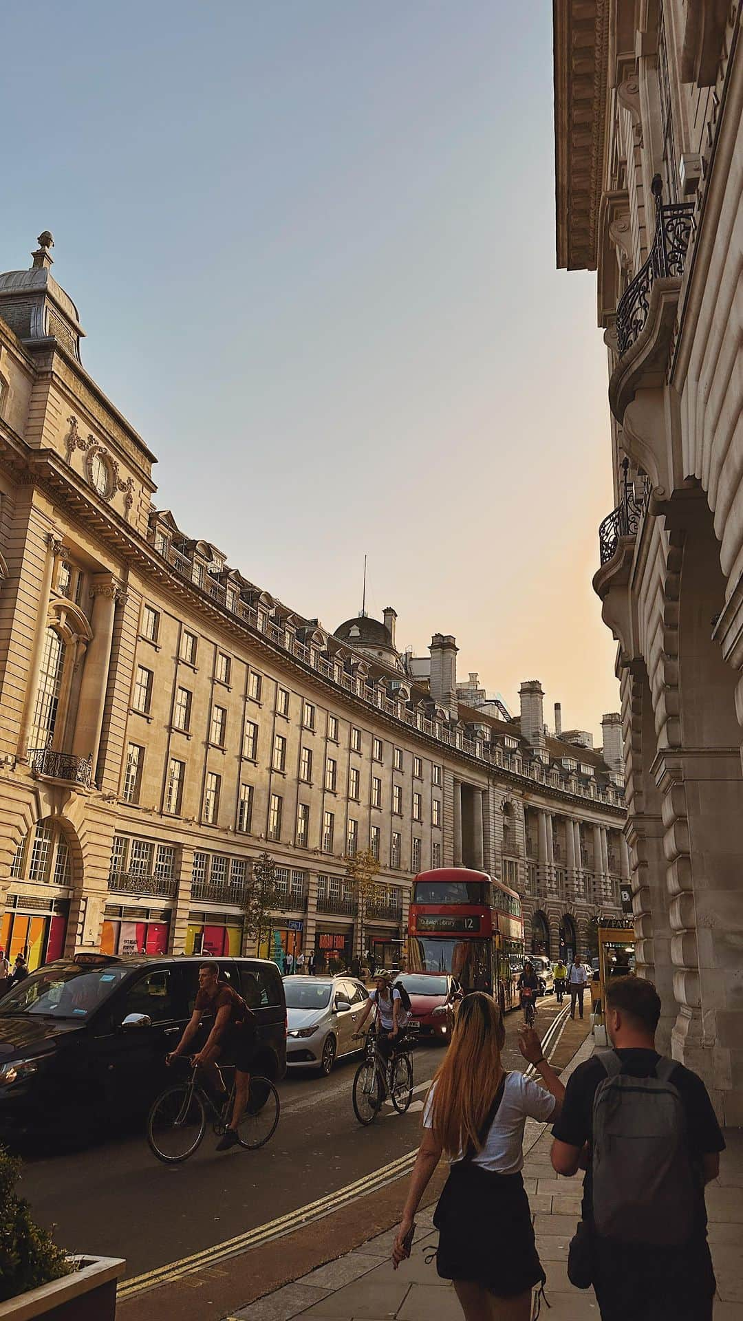 @LONDON | TAG #THISISLONDONのインスタグラム：「✨ Sometimes the light just hits different! 🥰😭 Sunset at #PiccadillyCircus last night! This weather is stunning! 🙌🏼🤩💪🏼 @MrLondon @Alice.Sampo 💞  ___________________________________________  #thisislondon #lovelondon #london #londra #londonlife #londres #uk #visitlondon #british #🇬🇧 #whattodoinlondon #londonreviewed #britishsummertime #regentstreet」