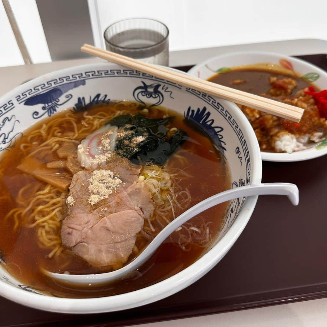 宮川大輔のインスタグラム：「鮫洲運転免許試験場の食堂で醤油ラーメンセット食べました。 免許も更新出来ました。 きらりちゃんとも会えましたわ。」