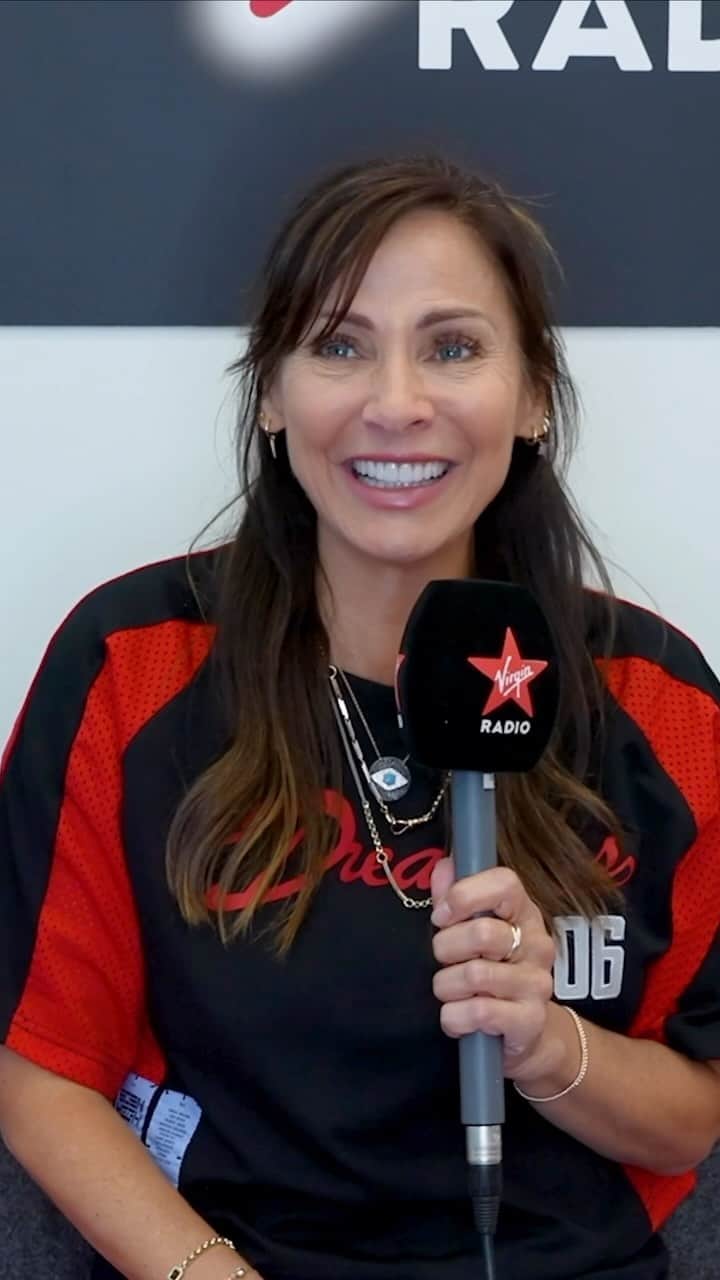 ナタリー・インブルーリアのインスタグラム：「FIRSTS With Australian Popstar Natalie Imbruglia 🎶   #virginradiouk #natalieimbruglia #firsts #torn」