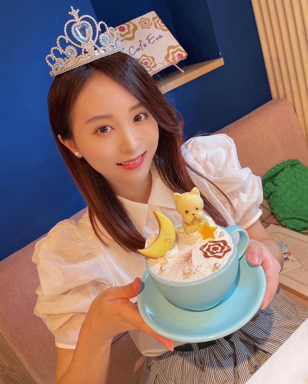 坂口渚沙のインスタグラム：「アフタヌーンティー🫖  この期間の ときはシンデレラみたいで、 可愛かった〜  カップの色も選べたから、 水色にした  #cafeeve  #アフタヌーンティー  #ヌン活」