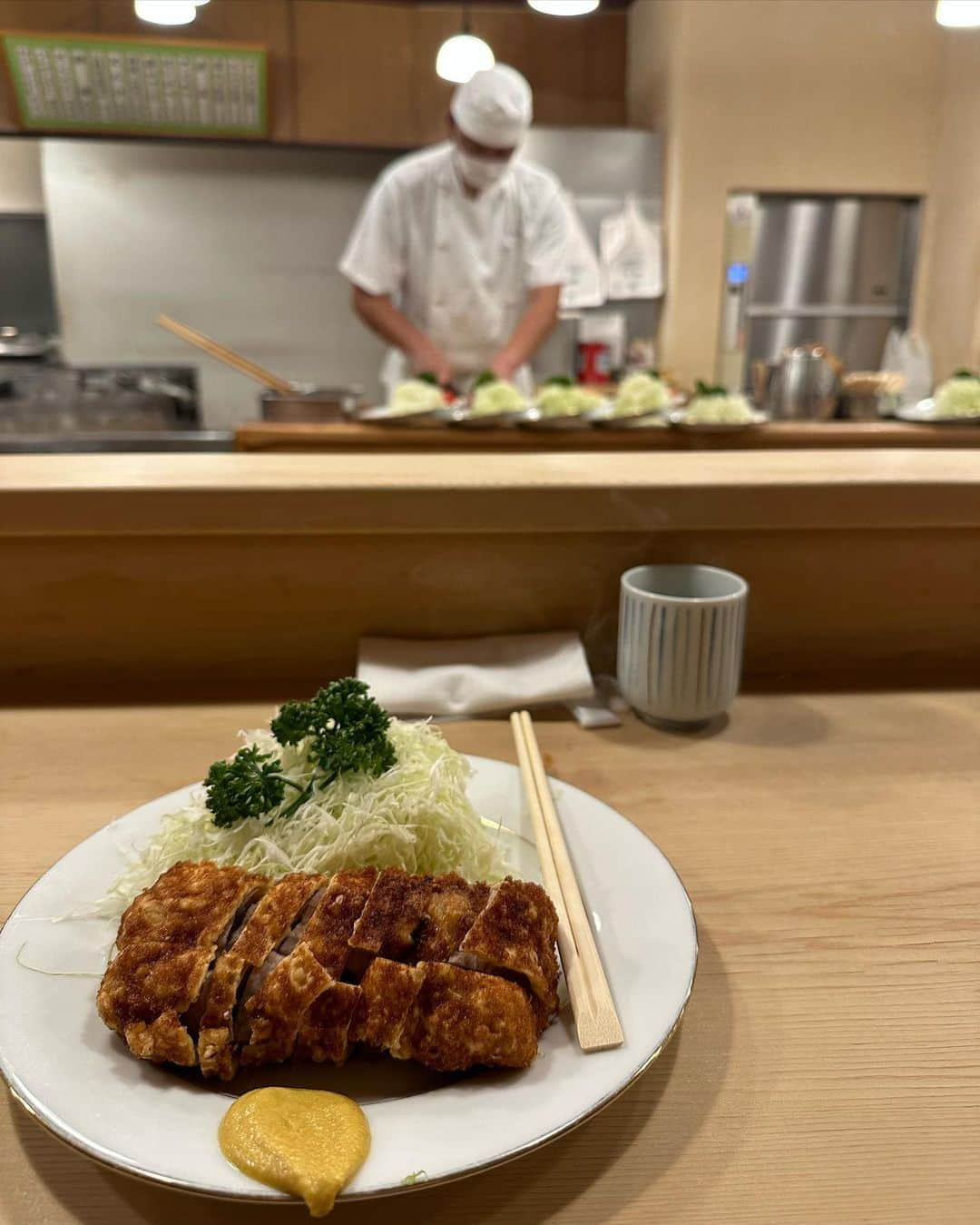 良原安美さんのインスタグラム写真 - (良原安美Instagram)「初とんき  いま私ヘルシーなもの食べてる？？ と錯覚するほど くどくなくてシンプルで。 行列になるの納得🐷  厨房のリズムを 目の前で見られるのも また良いですね。  そして実は、 しずかーにキャベツの千切りの 美味しさに感動していました。  #目黒 #とんき #キャベツはおかわり #カツキャベツご飯のループ」9月6日 16時46分 - yoshiharaami