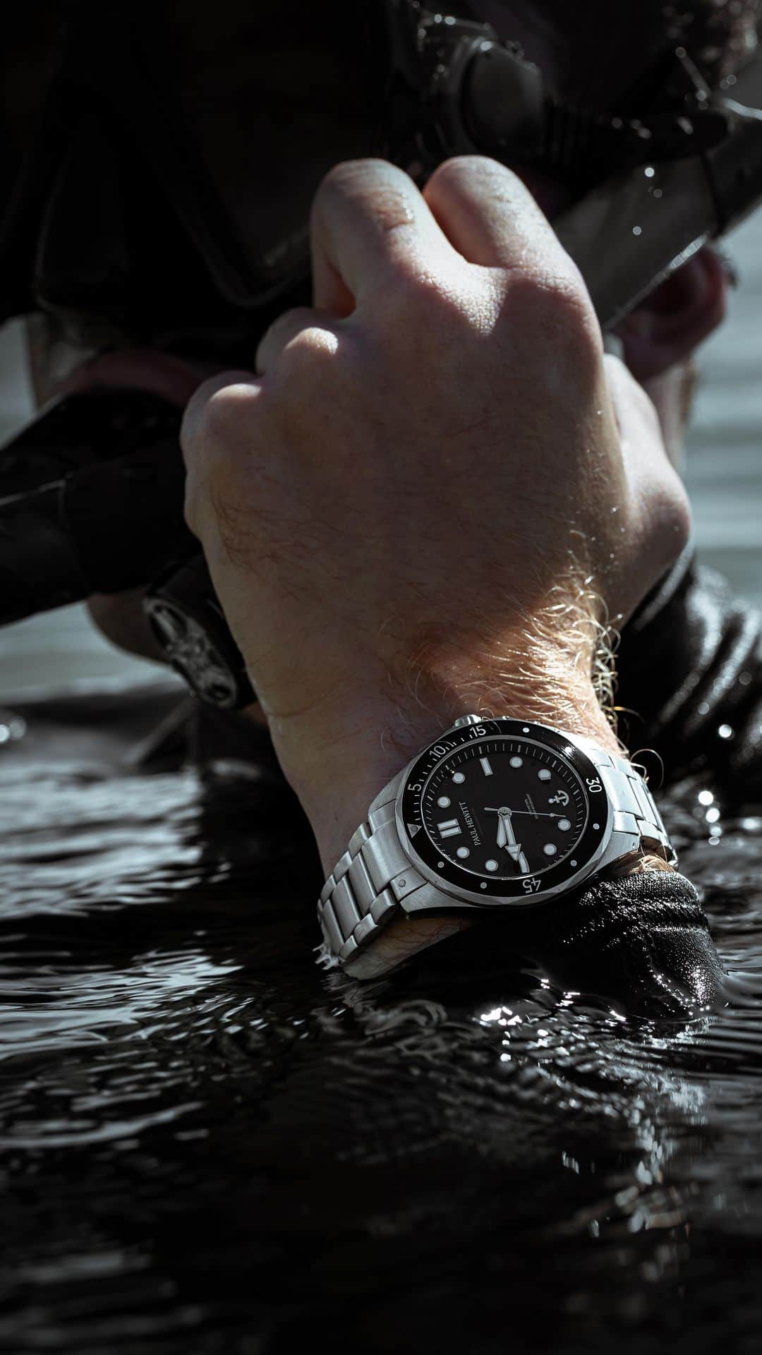 PAUL HEWITTのインスタグラム：「Als Hommage an die ersten Taucheruhren aus den 50er Jahren präsentieren wir die erste solarbetriebene Taucheruhr aus 100% recyceltem MARINIUM® Ocean Steel. #PaulHewitt   #waterproofwatch #divingwatch」